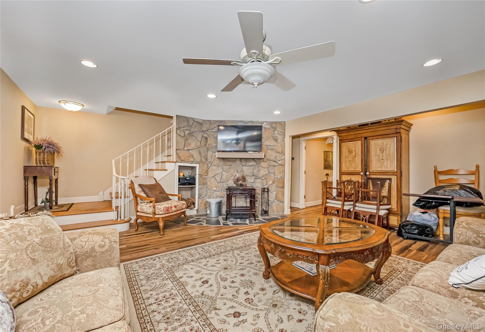 645 Middle Country Road Property Photo 7