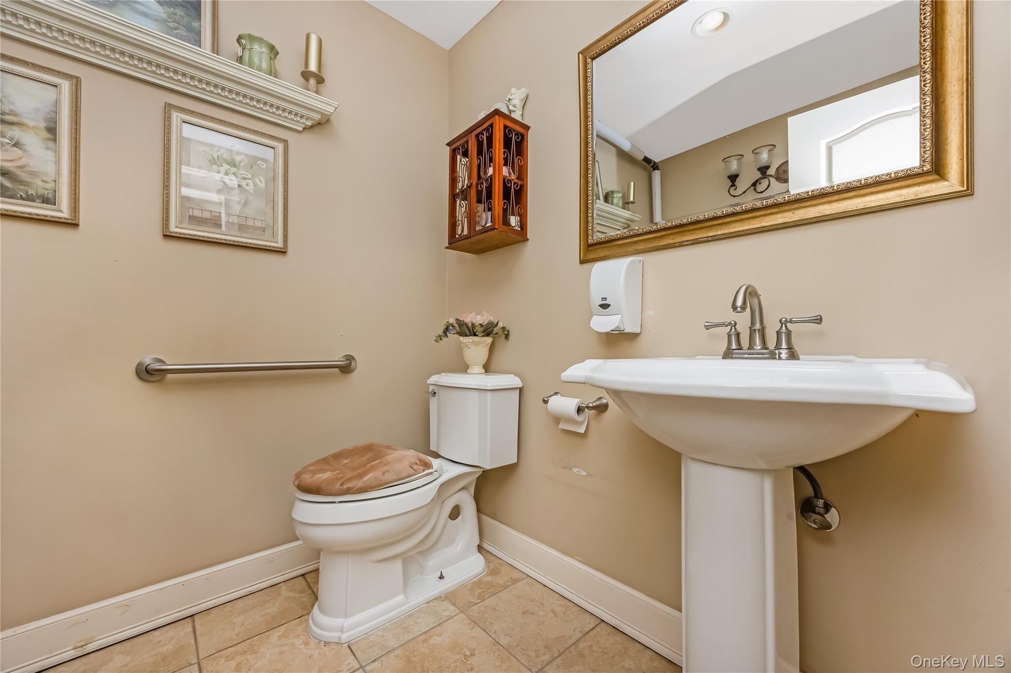645 Middle Country Road Property Photo 9