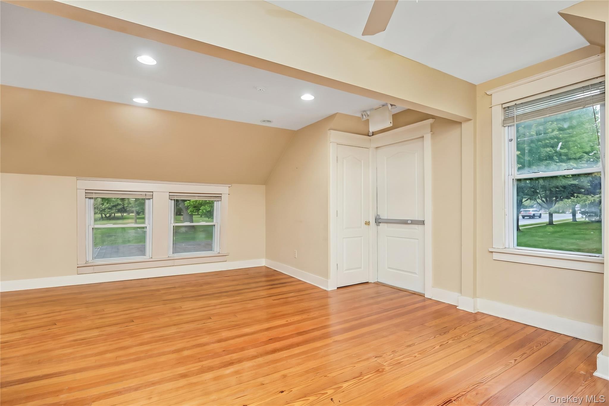 645 Middle Country Road Property Photo 10
