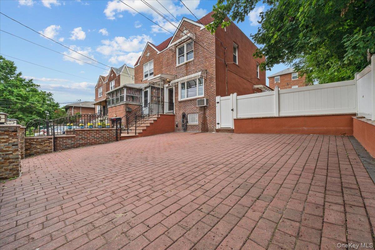 2351 Kingsland Avenue Property Photo 3