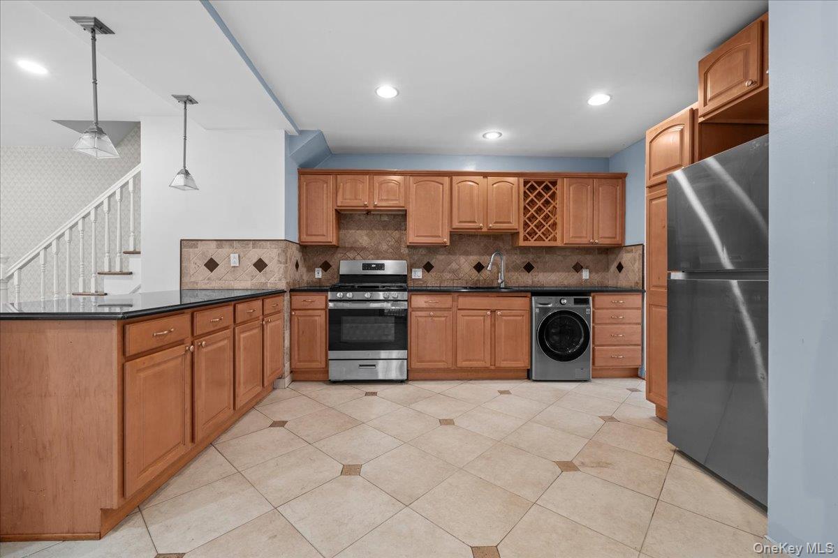 2351 Kingsland Avenue Property Photo 5