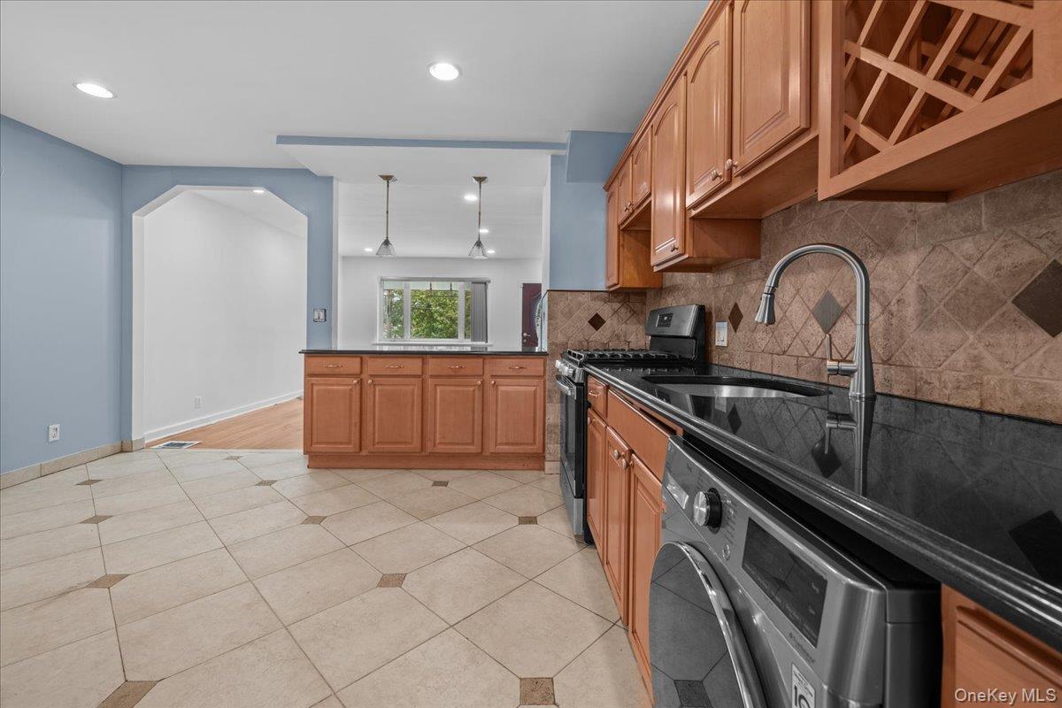 2351 Kingsland Avenue Property Photo 6