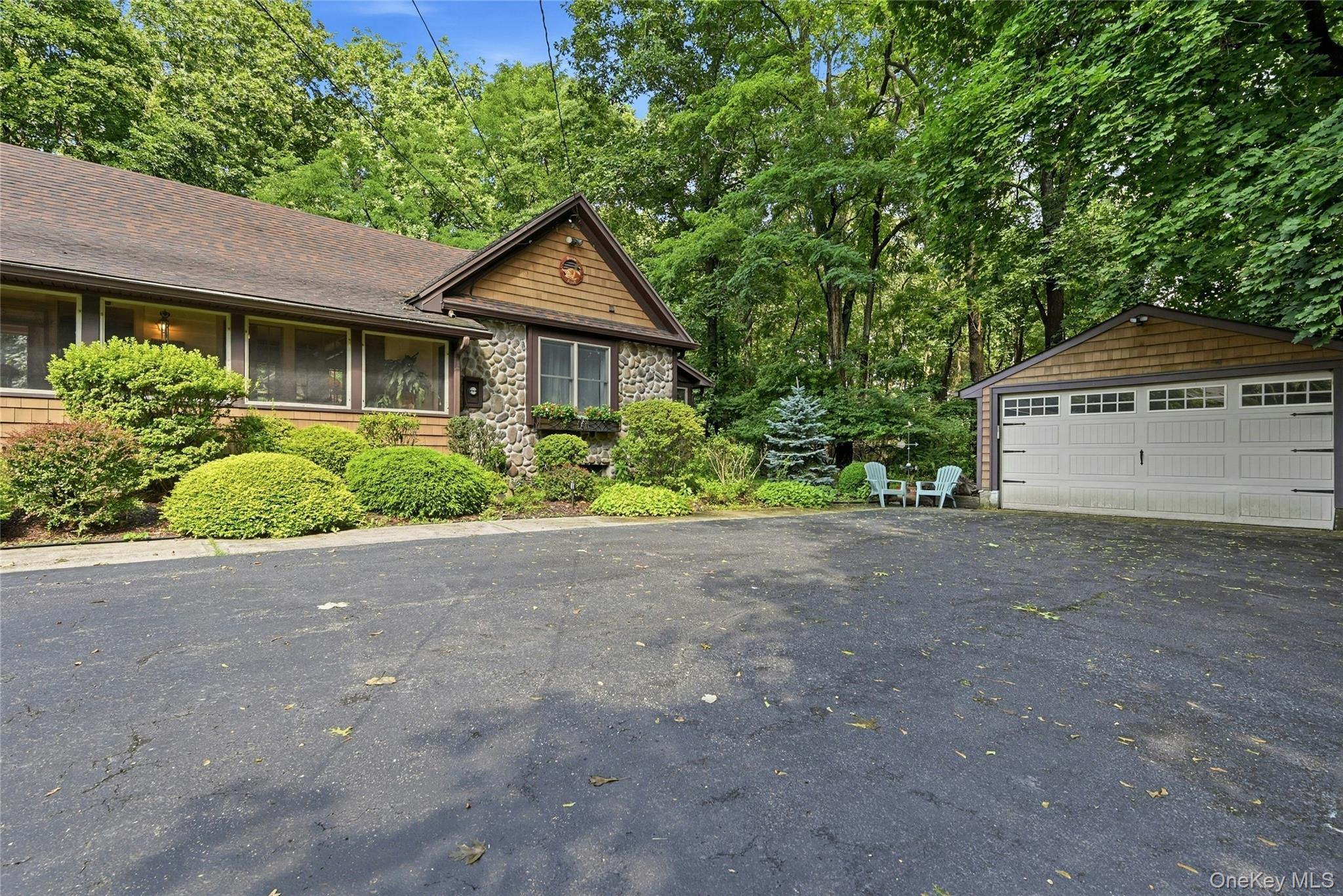 2064 N Country Road Property Photo 3