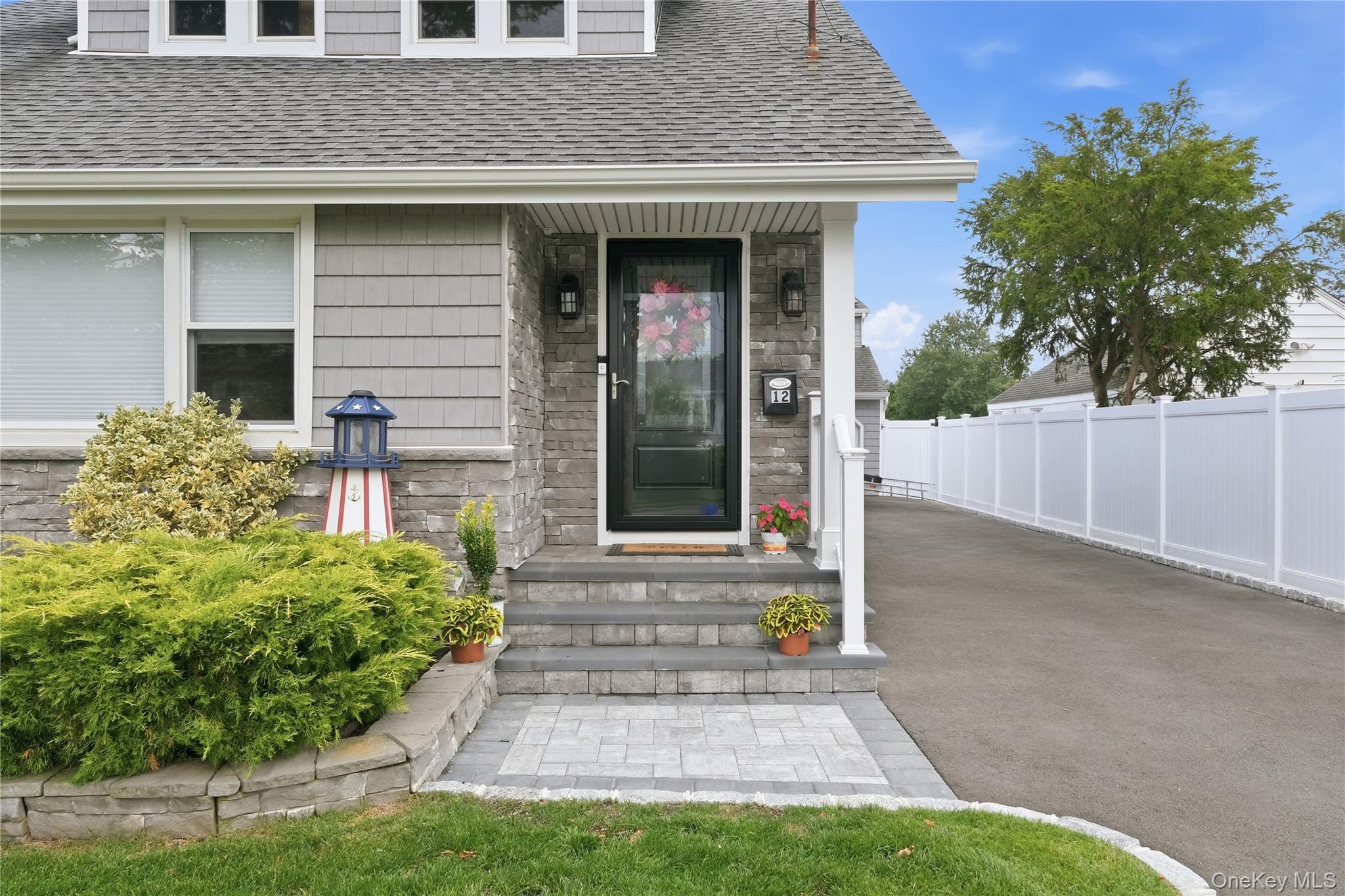 12 S Bay Avenue Property Photo 4