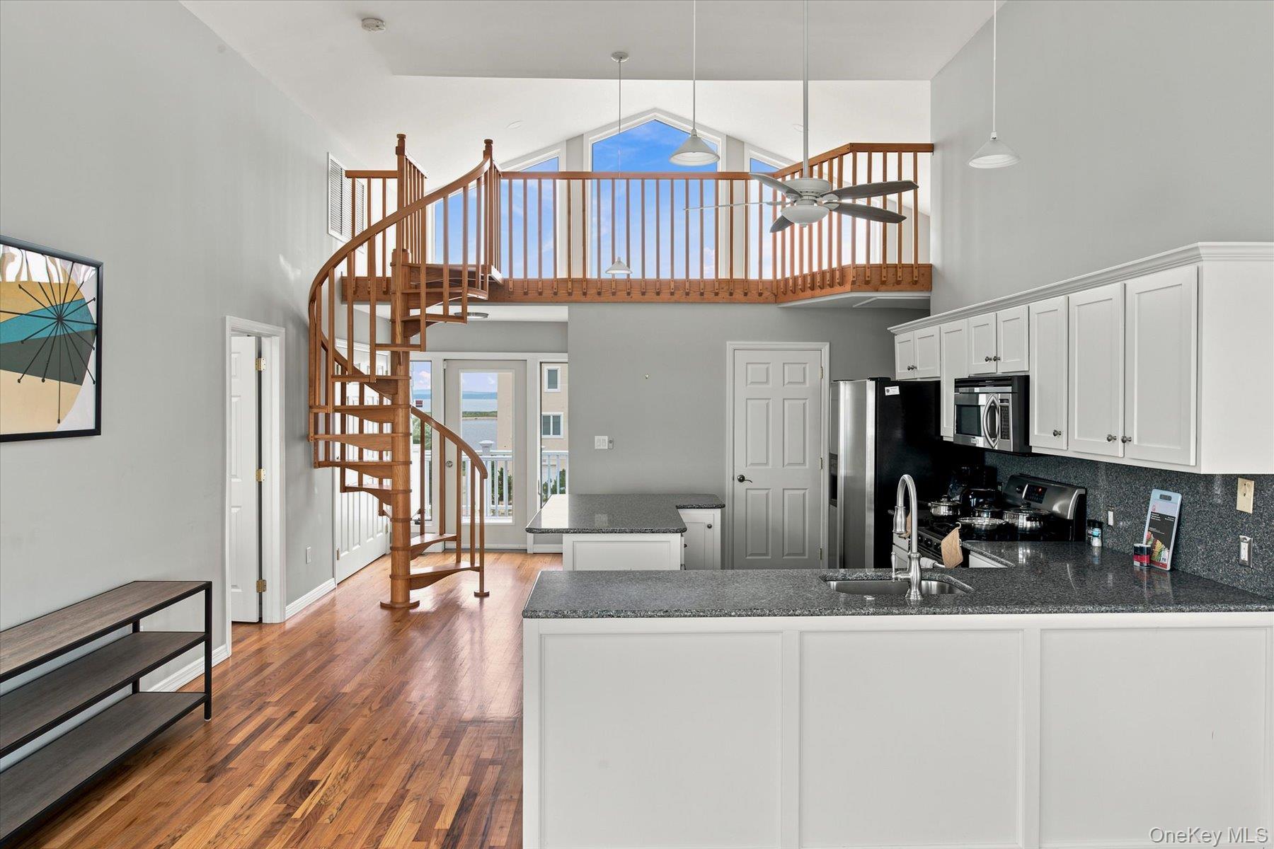 717 Dune Road Property Photo 4