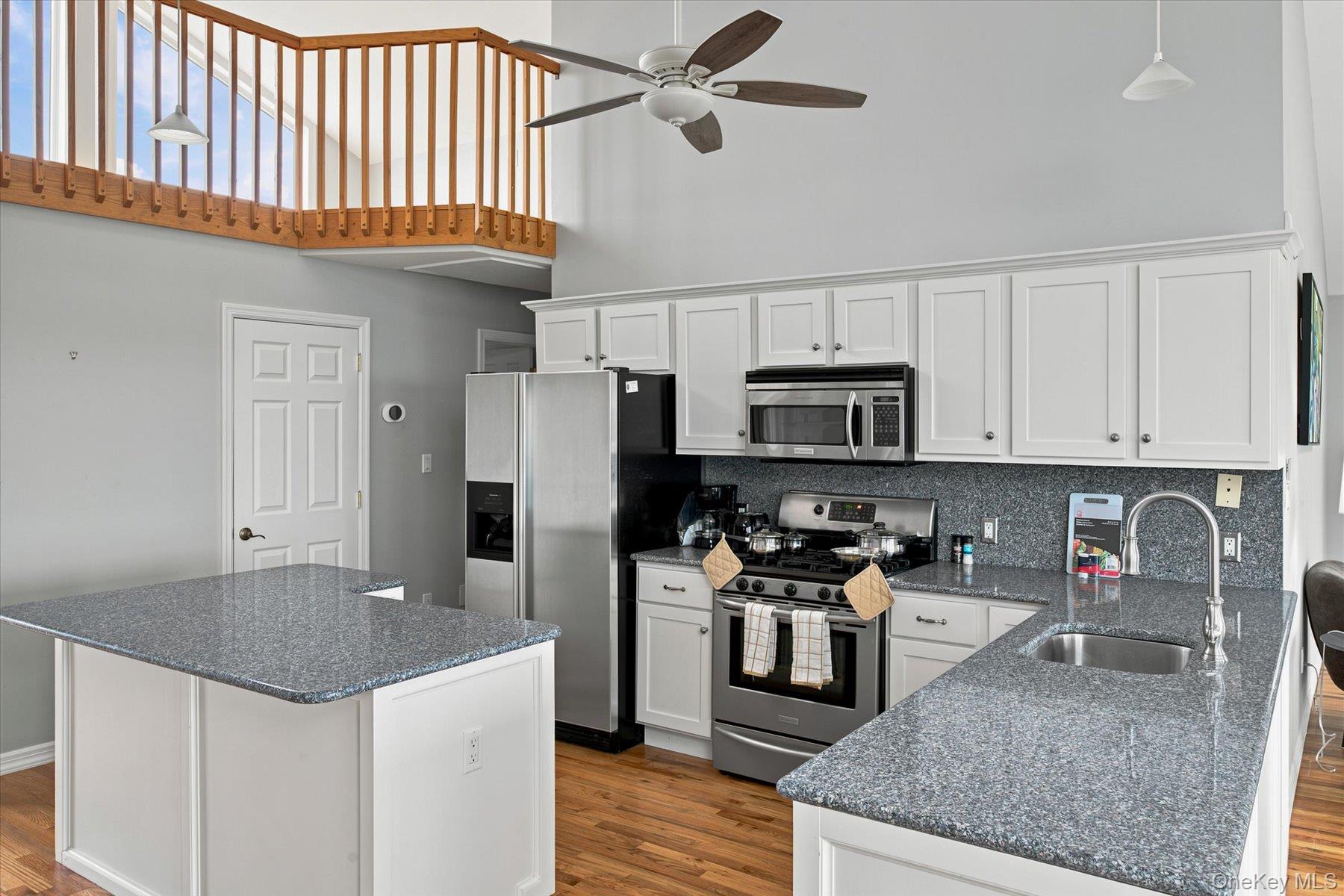 717 Dune Road Property Photo 6