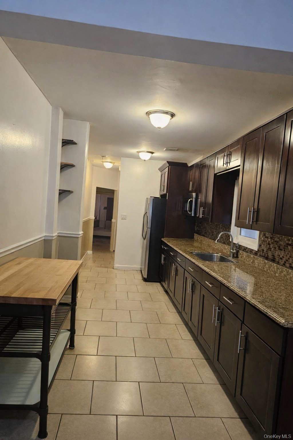 688 E 230th Street Property Photo 1
