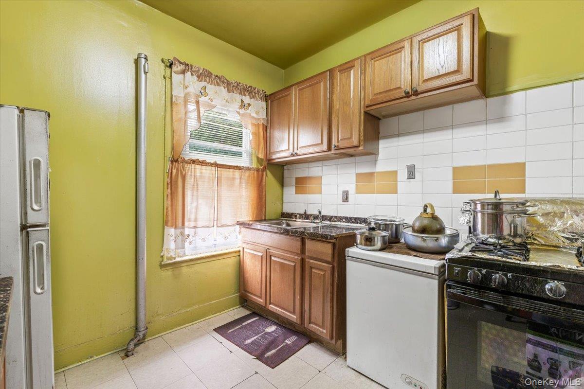 849 E 219th Street Property Photo 4