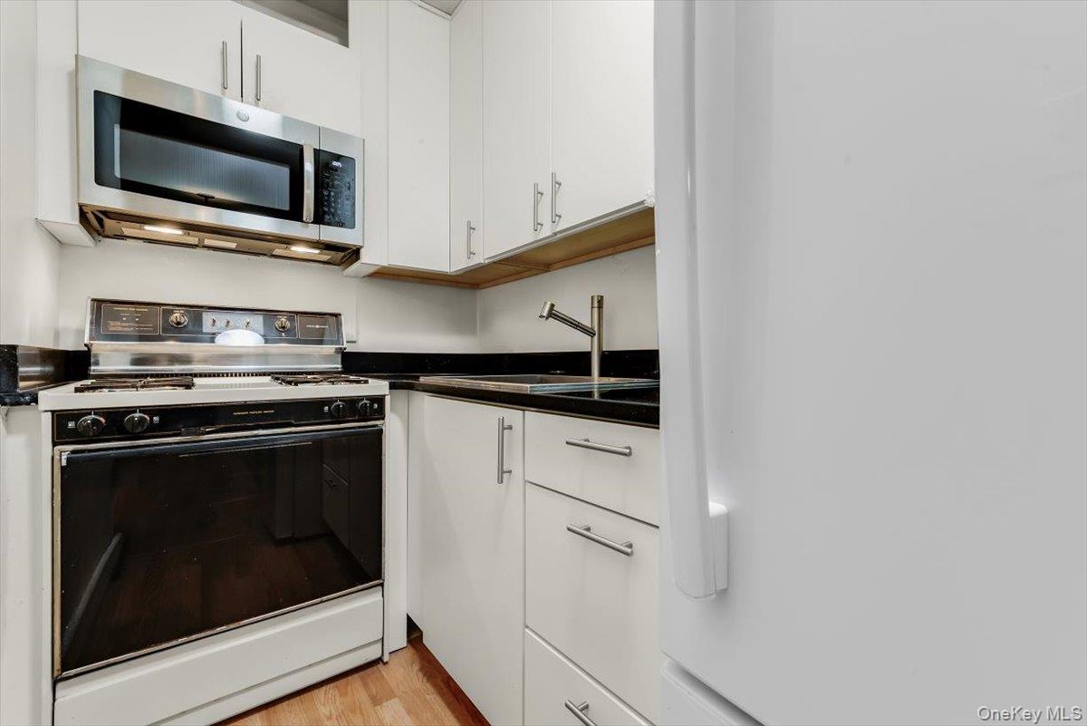 67-50 Thornton Place 4s Property Photo 13