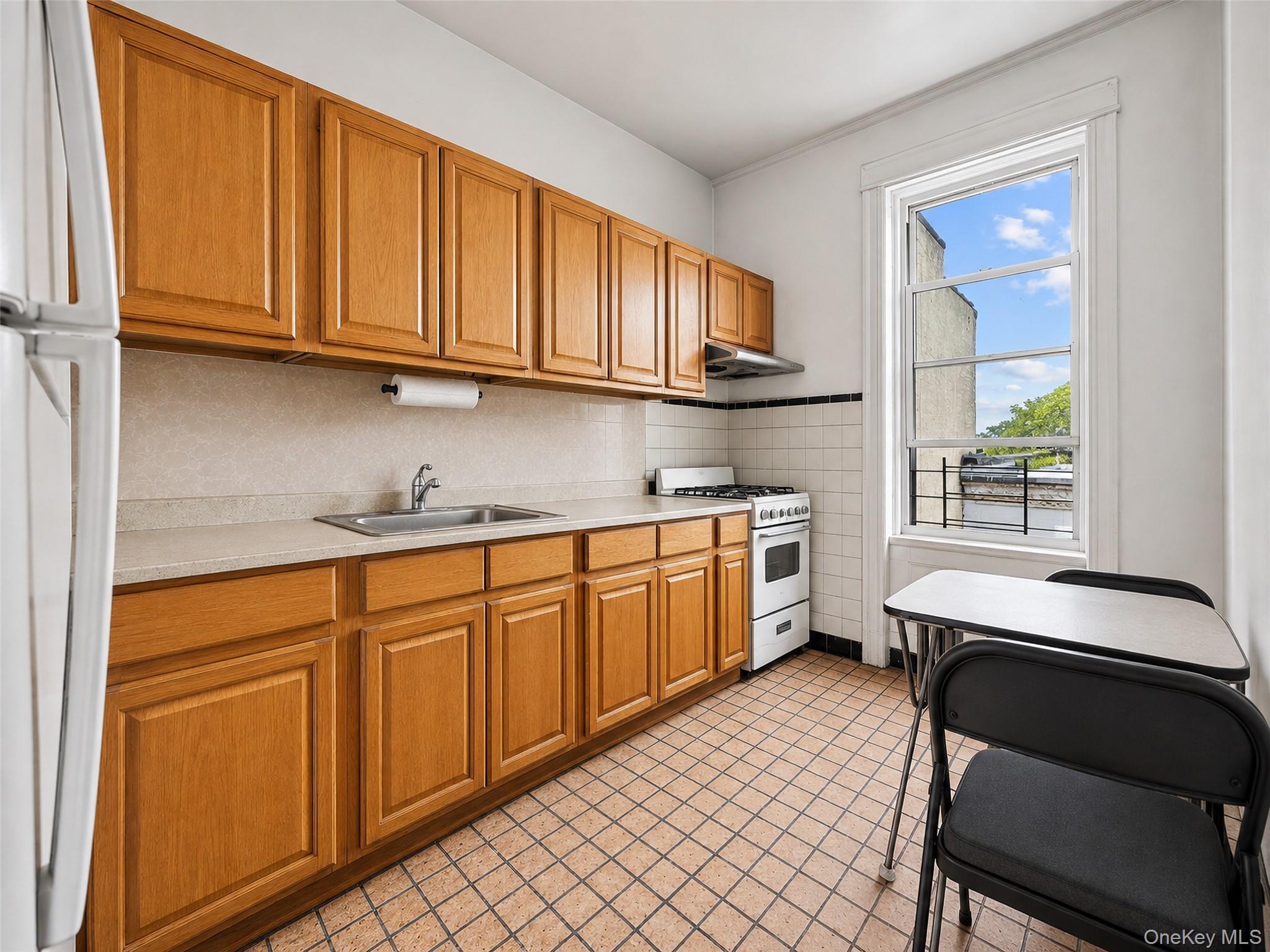 60-11 Myrtle Avenue Property Photo 5