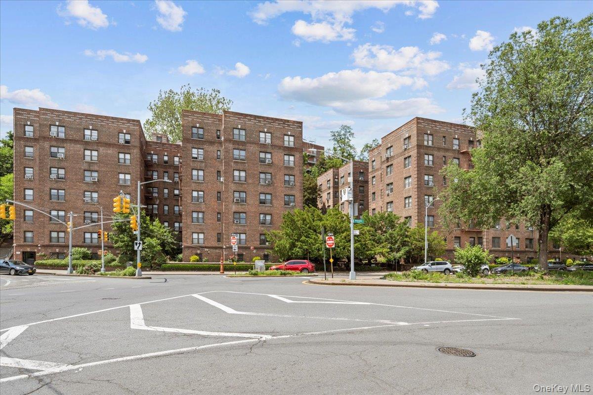 3015 Riverdale Avenue 4E Property Photo 1