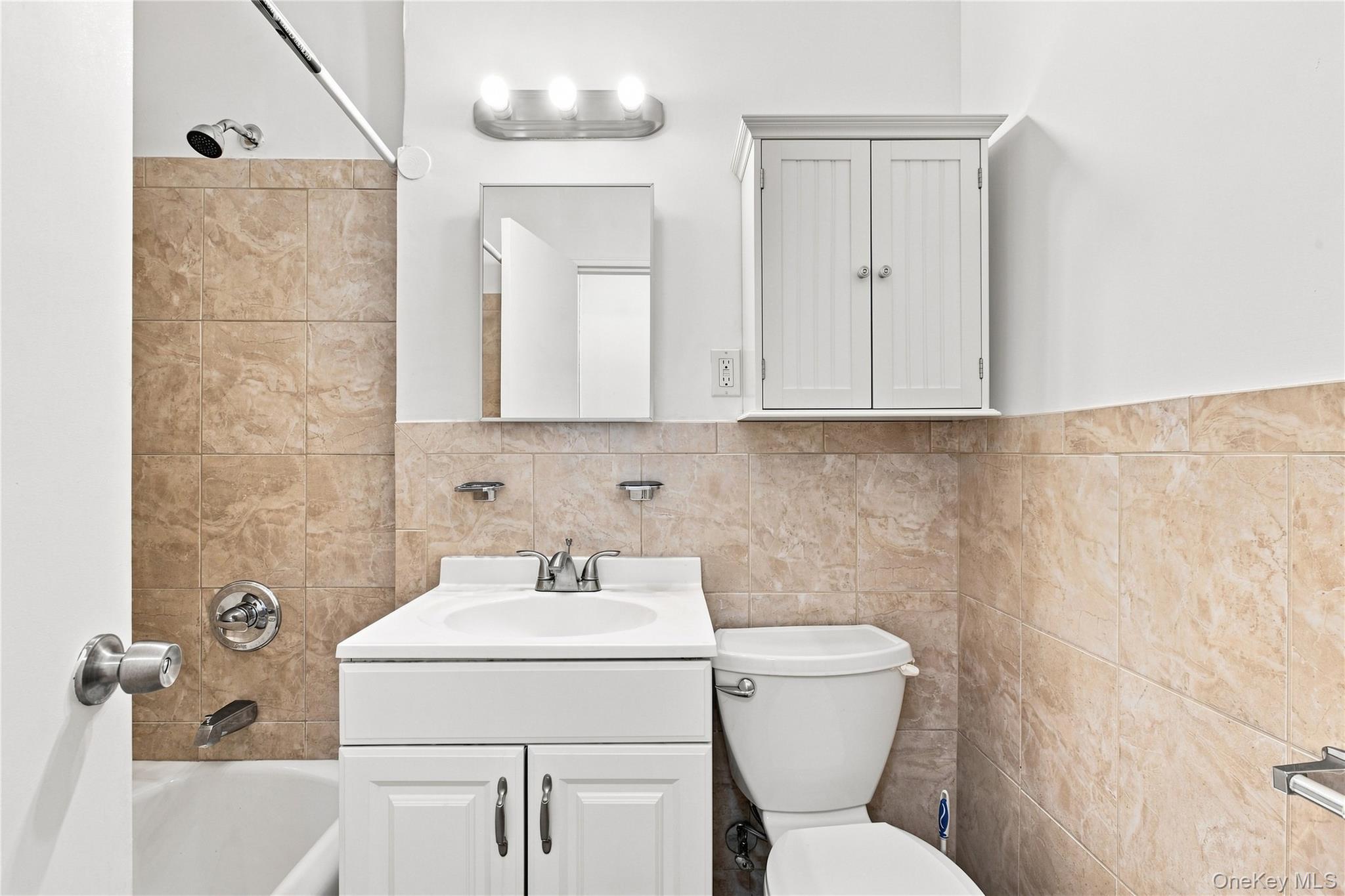 665 Thwaites Place 3a Property Photo 10
