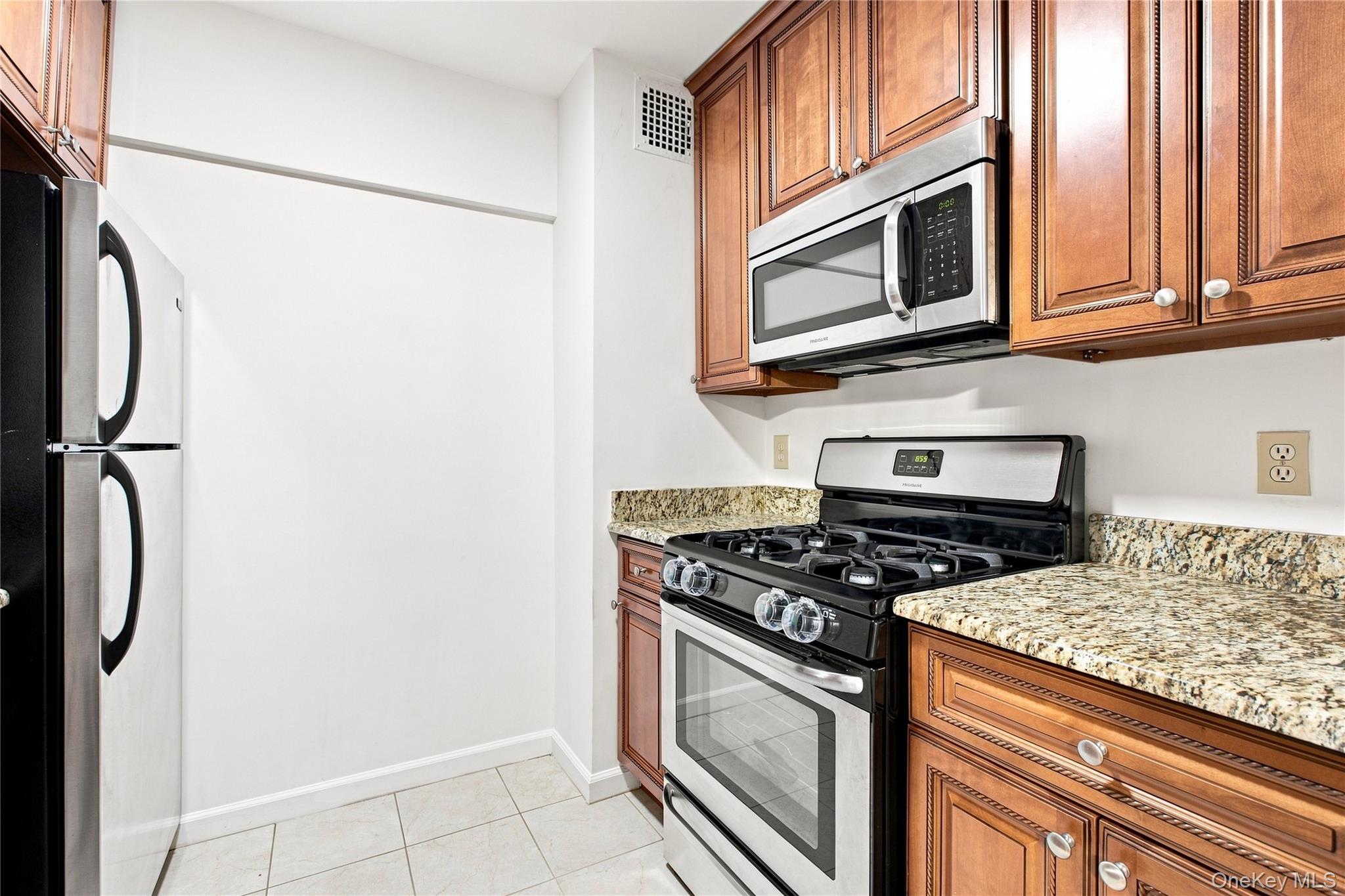 665 Thwaites Place 3a Property Photo 12