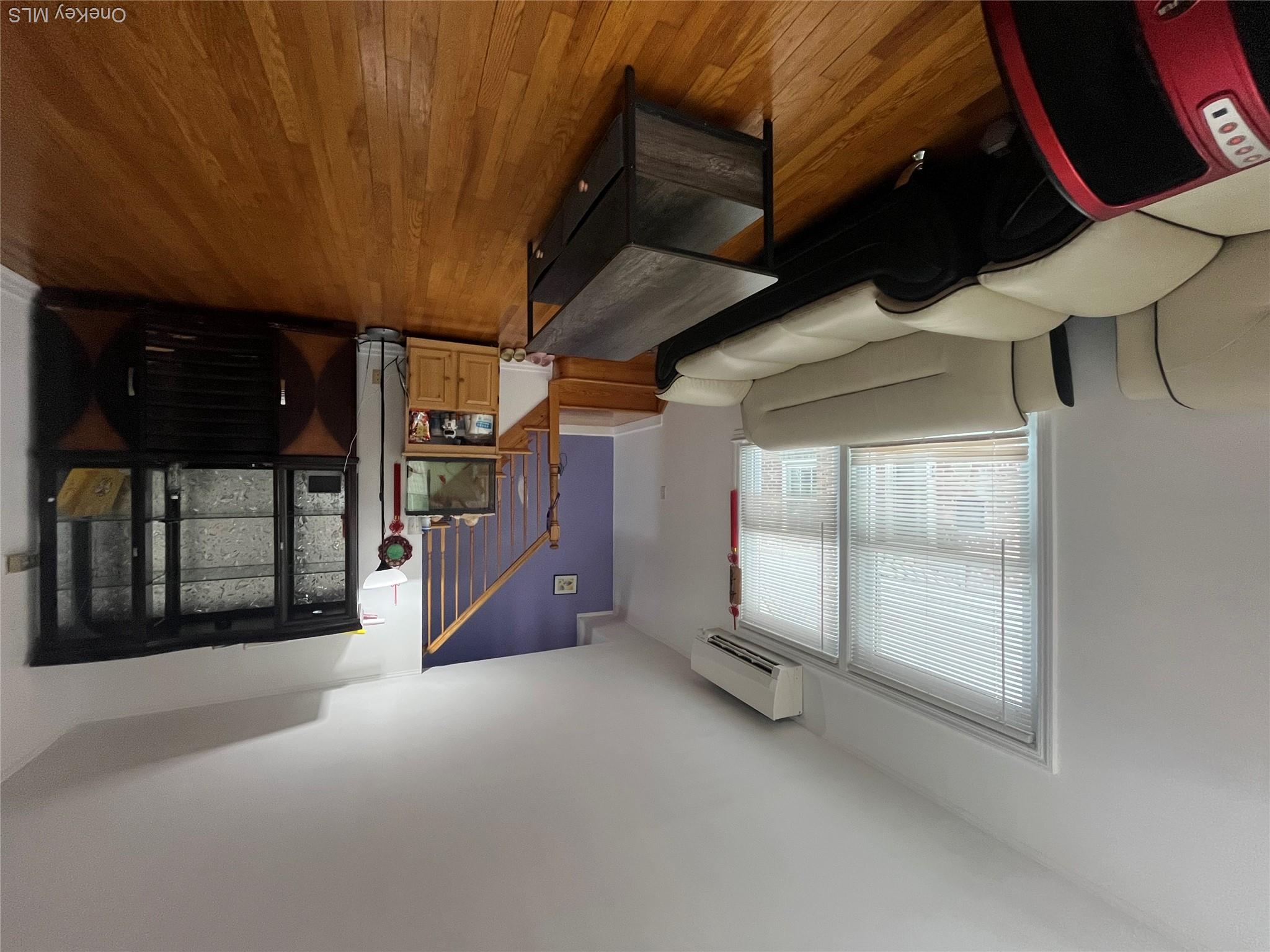 8622 251st Street Property Photo 4