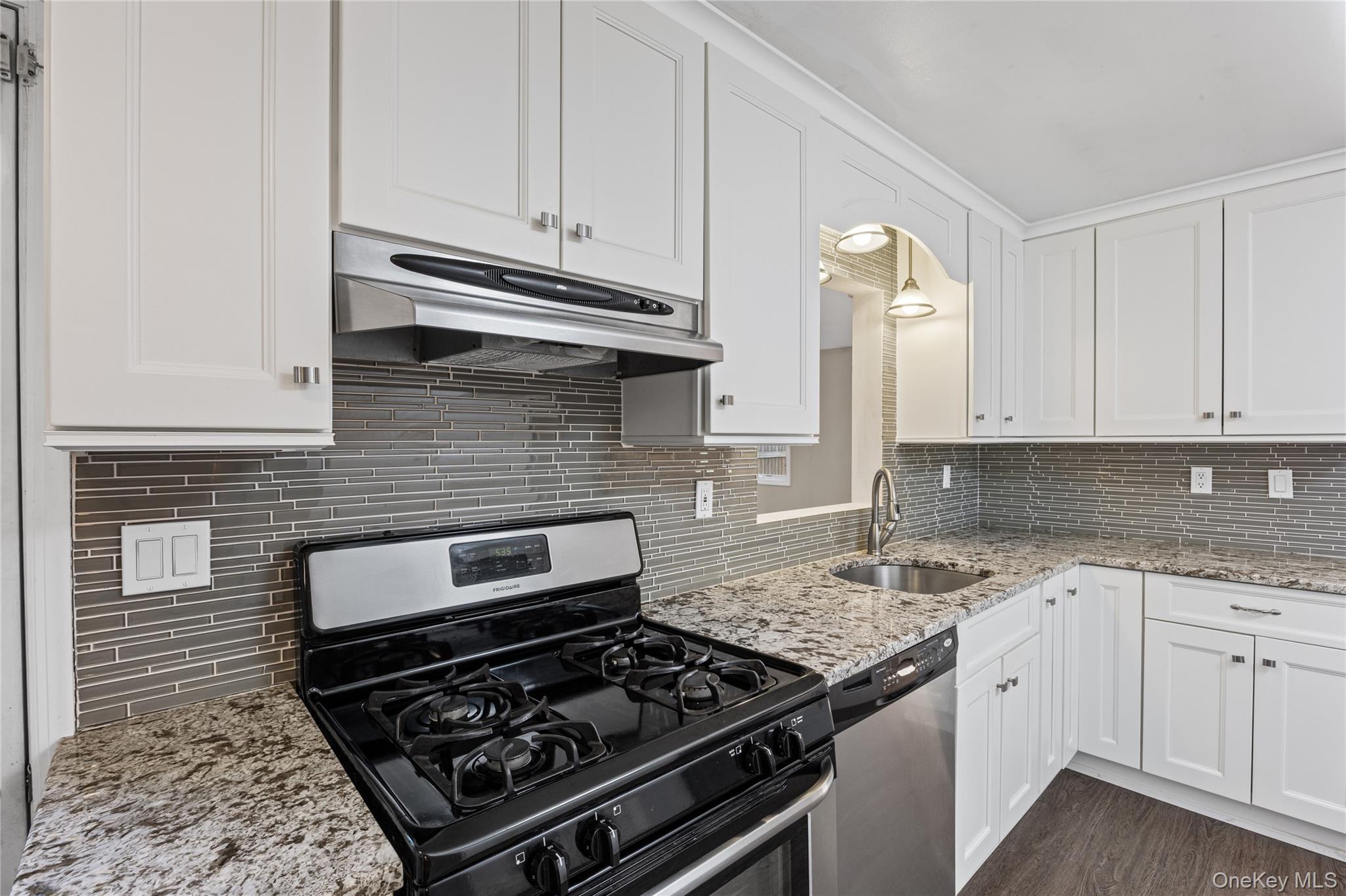 797 Waverly Avenue Property Photo 16