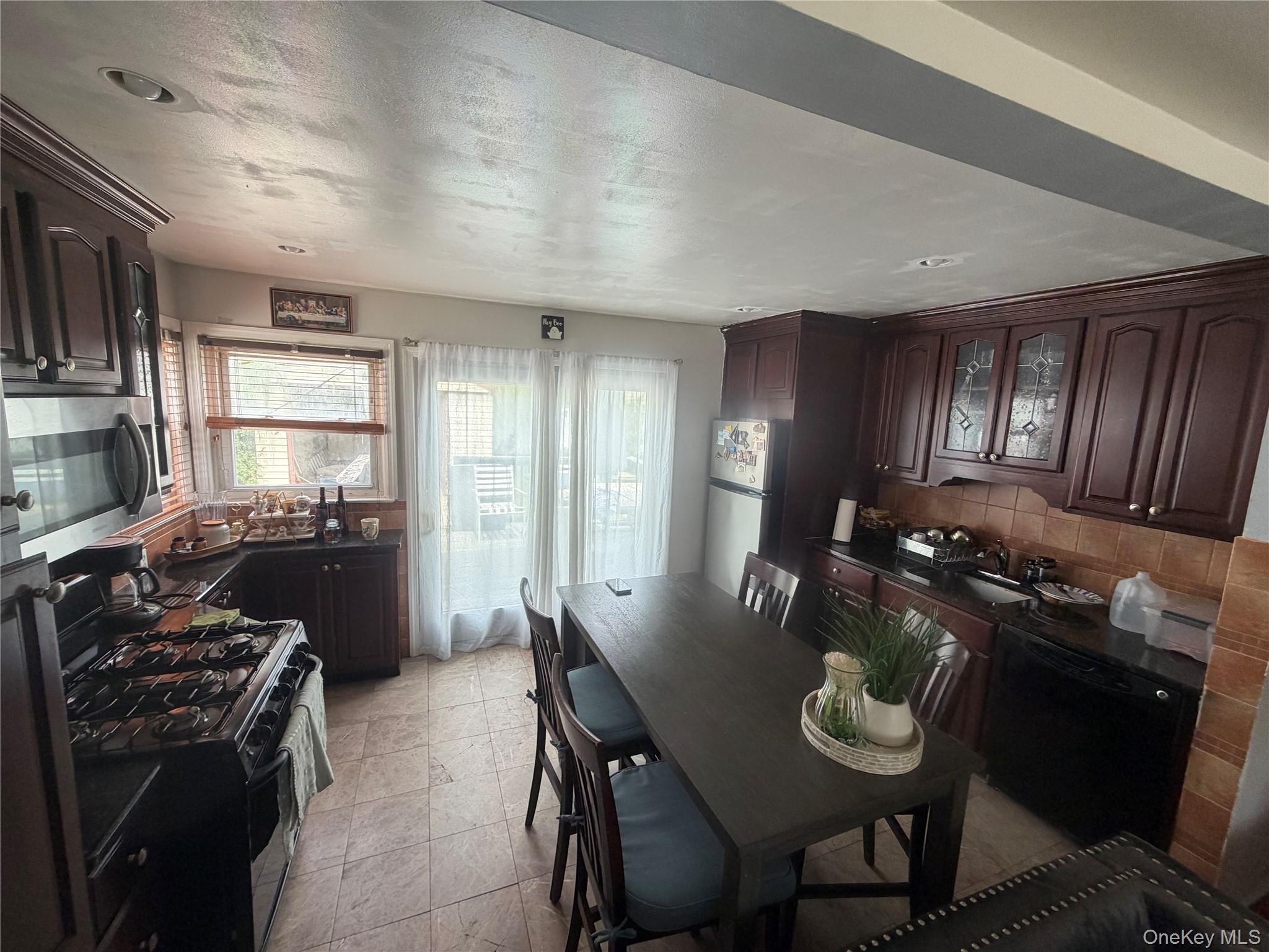 1556 Adams Street Property Photo 4