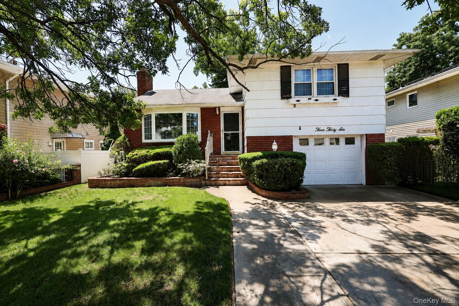 336 W Valley Stream Boulevard Property Photo 5