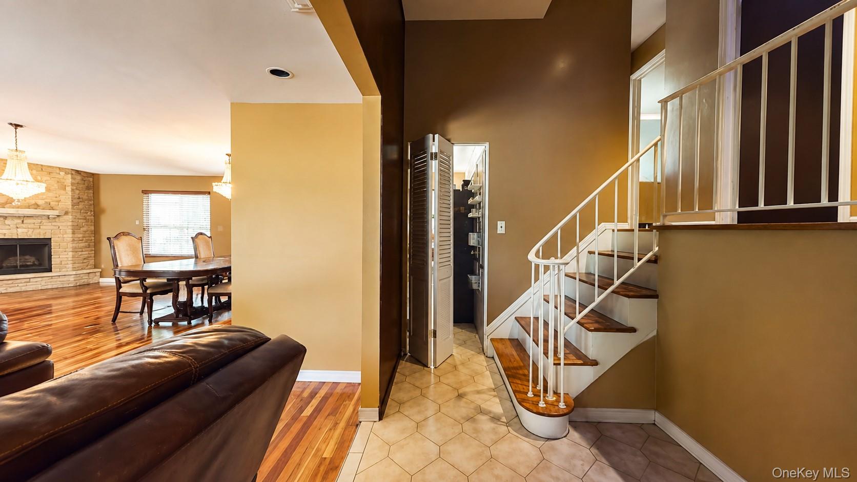 336 W Valley Stream Boulevard Property Photo 8
