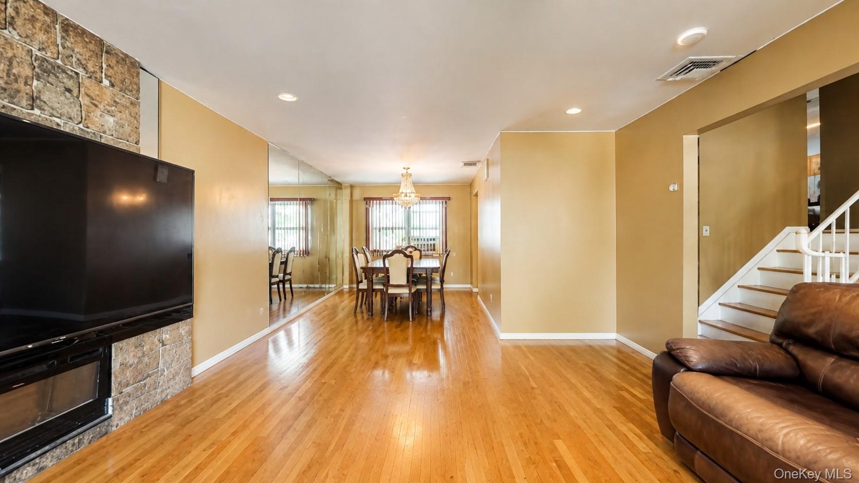336 W Valley Stream Boulevard Property Photo 11