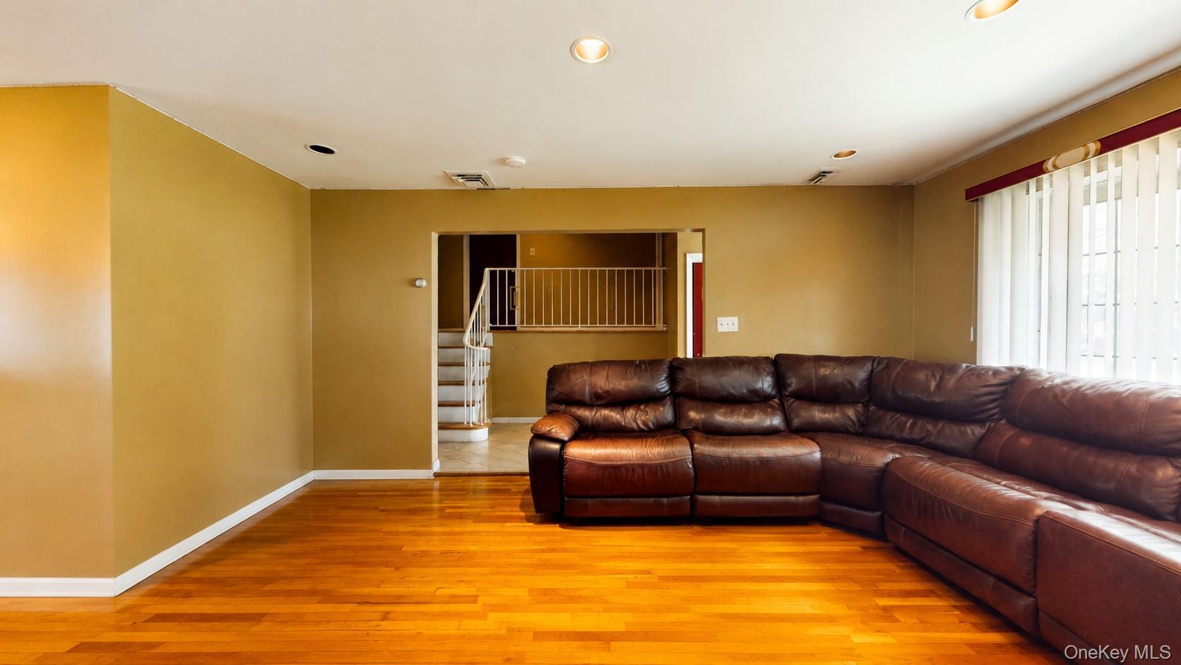 336 W Valley Stream Boulevard Property Photo 12
