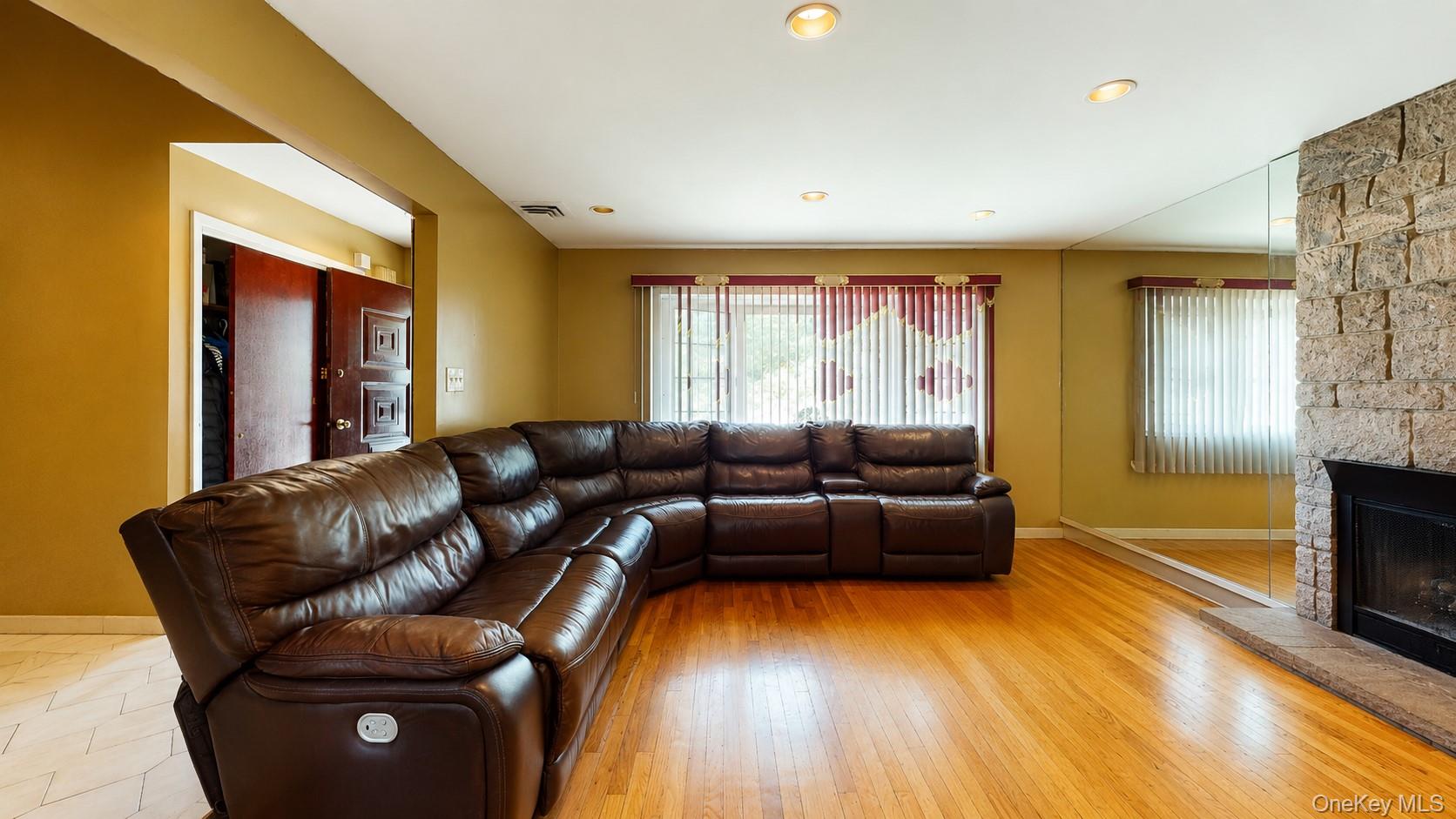 336 W Valley Stream Boulevard Property Photo 13