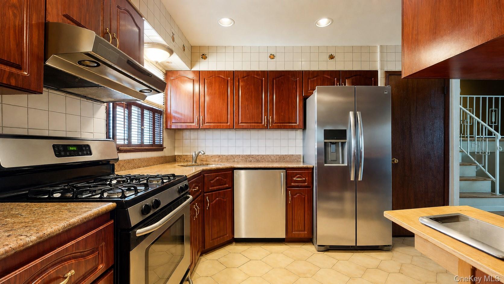 336 W Valley Stream Boulevard Property Photo 16