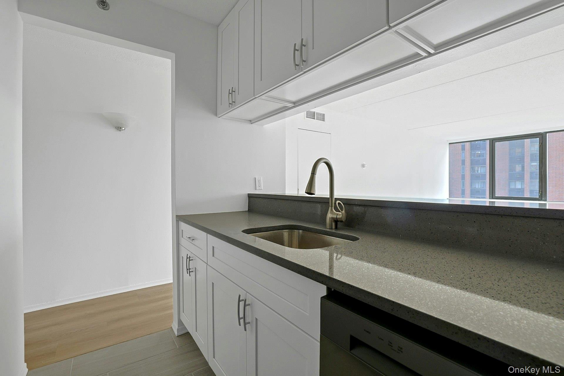 4 Martine Avenue 711 Property Photo 16