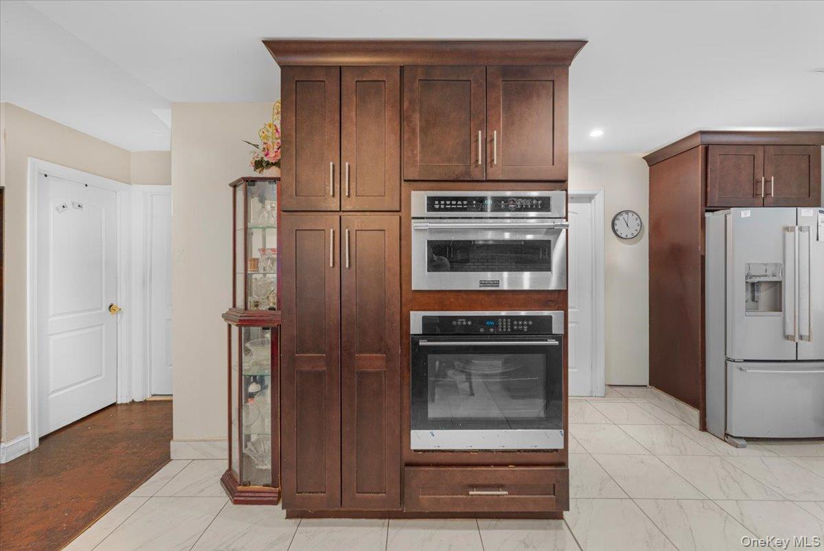 571 Park Avenue Property Photo 10