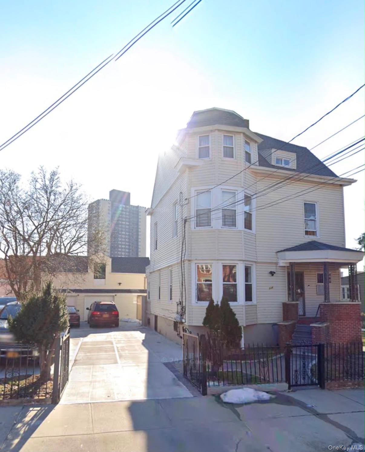 846 E 215th Street Property Photo 1