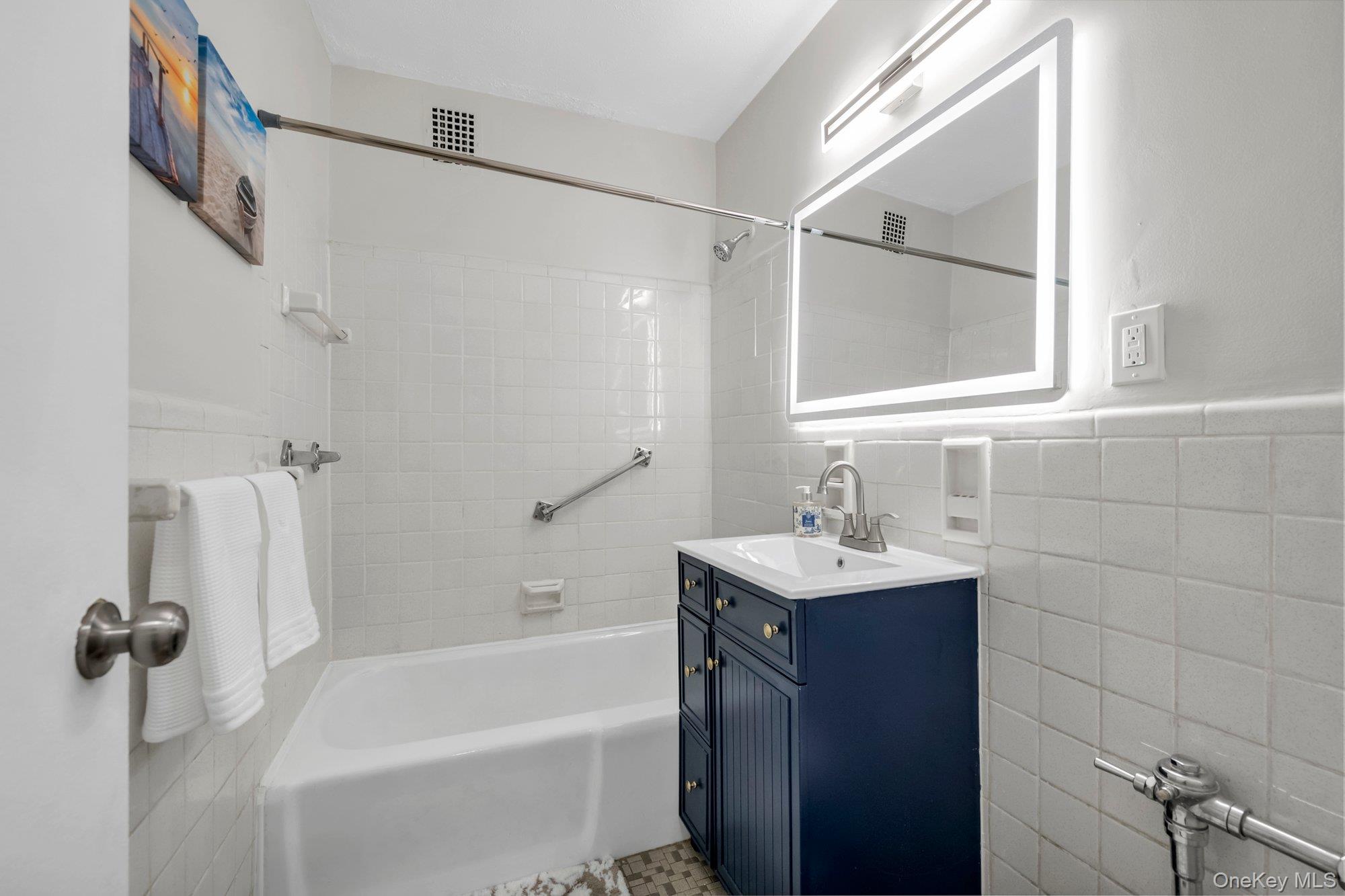 142-05 Roosevelt Avenue 320 Property Photo 6