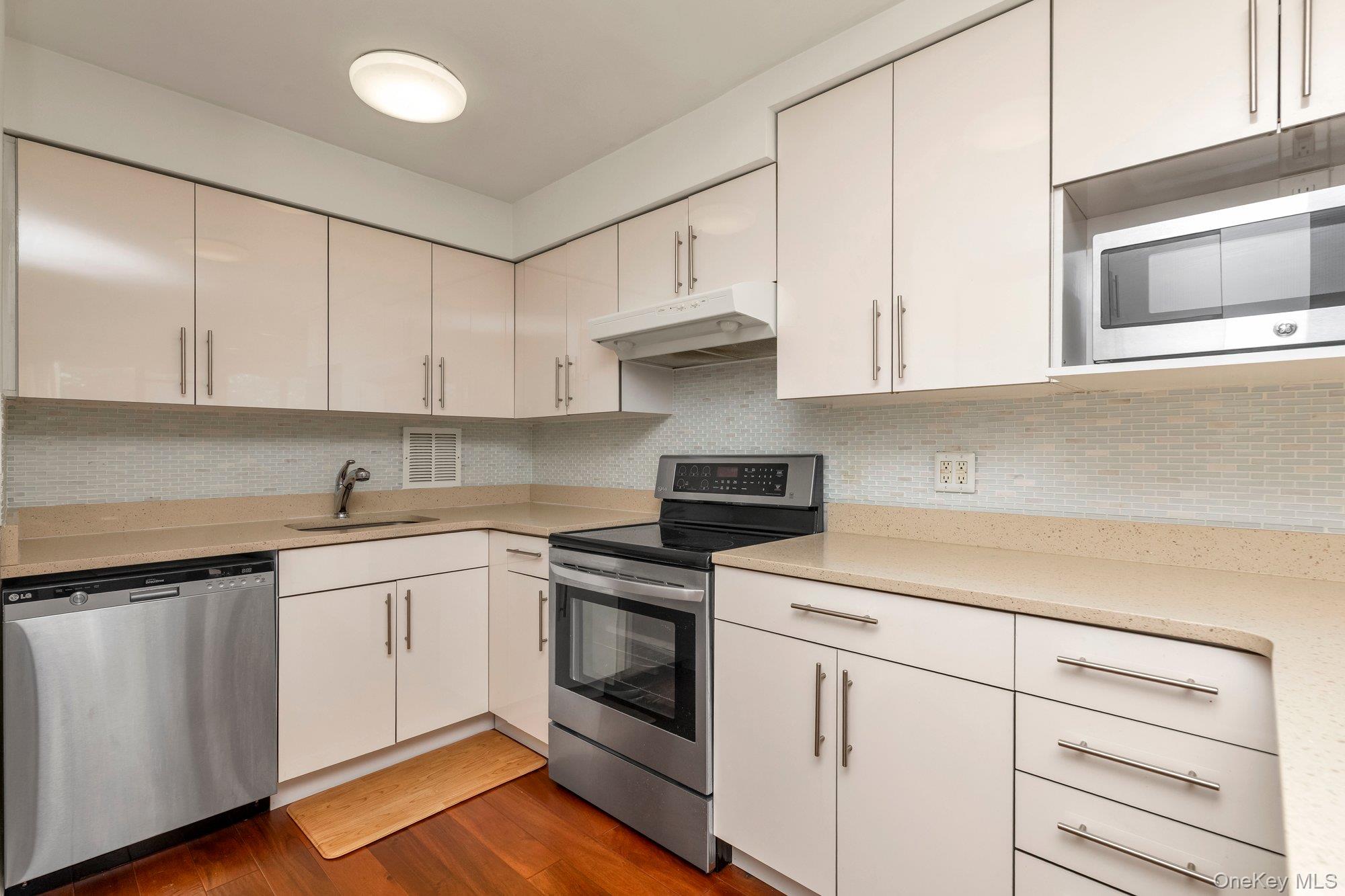 10-10 166 Street 6d Property Photo 5