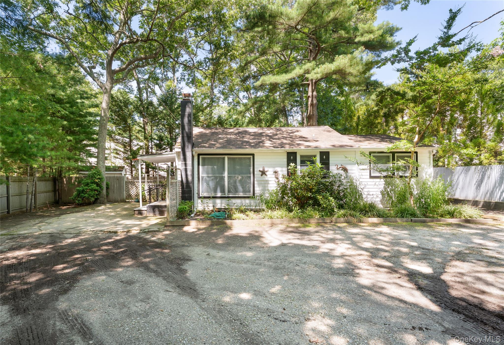 141 W Neck Road Property Photo 1