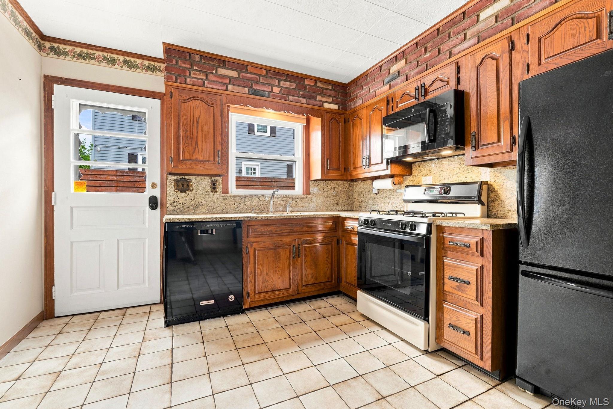 263 Willis Avenue Property Photo 4