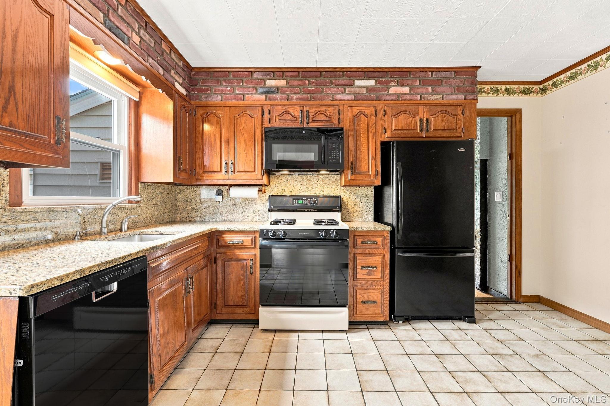 263 Willis Avenue Property Photo 5