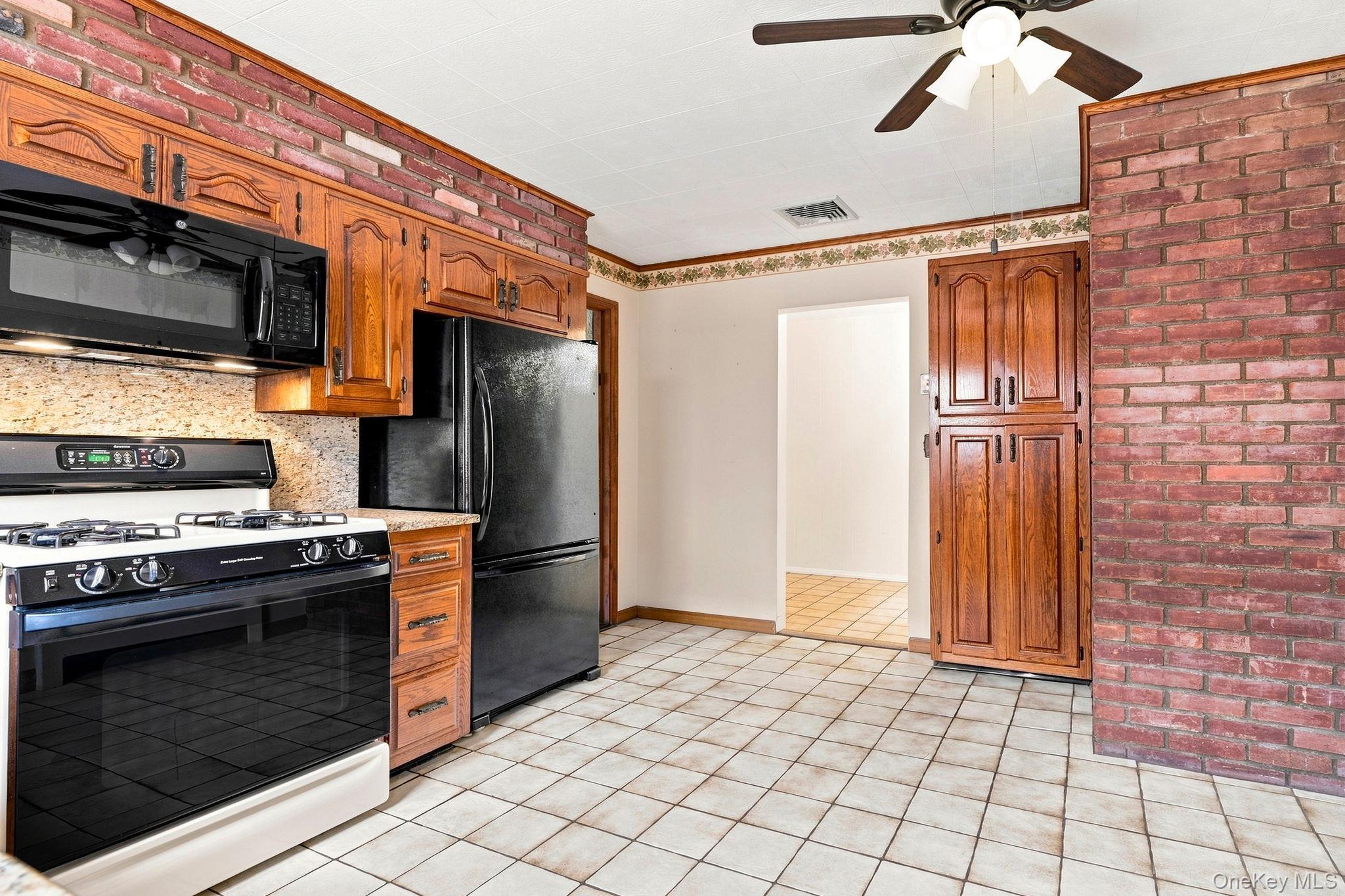 263 Willis Avenue Property Photo 6