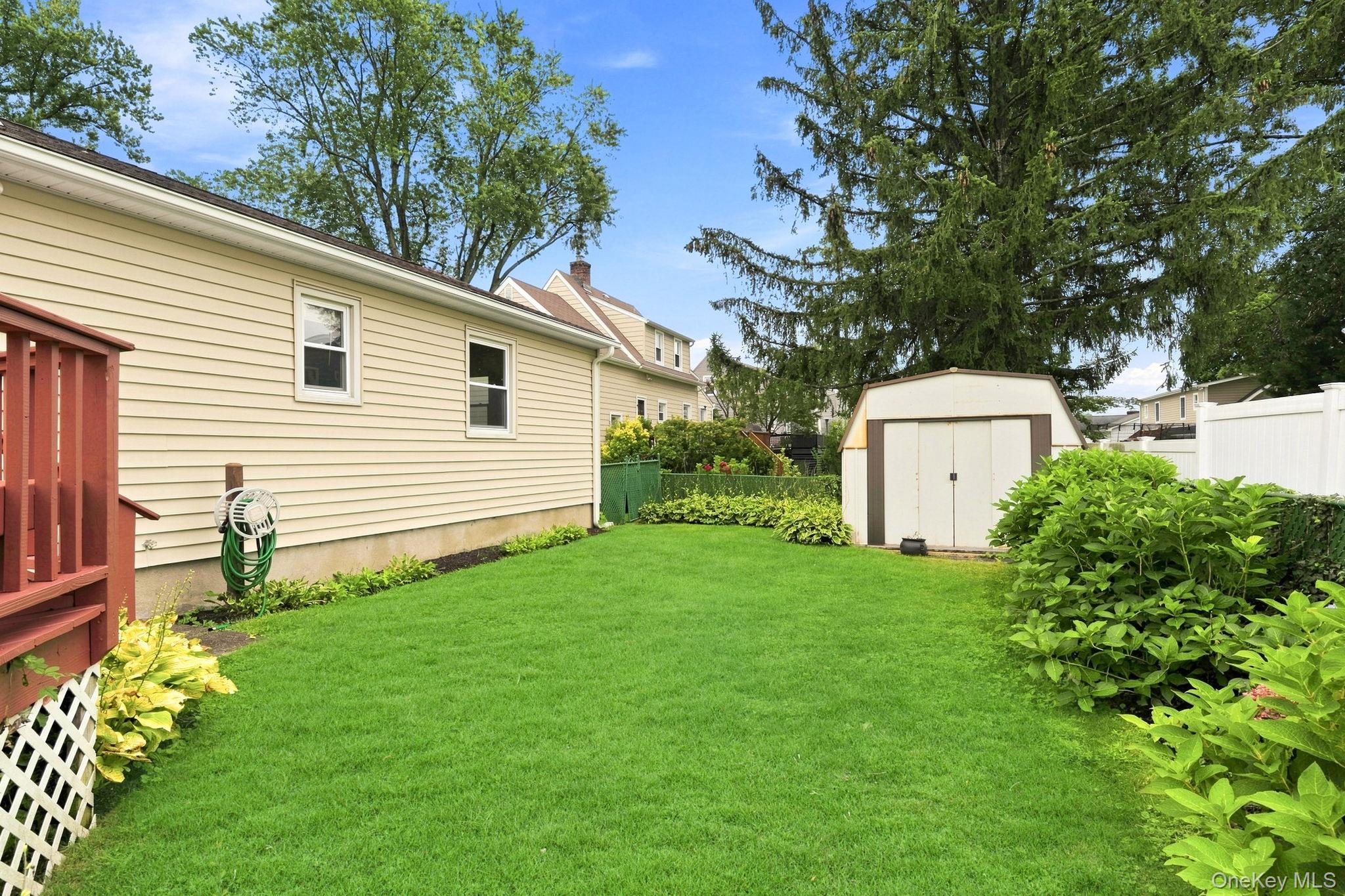 263 Willis Avenue Property Photo 25