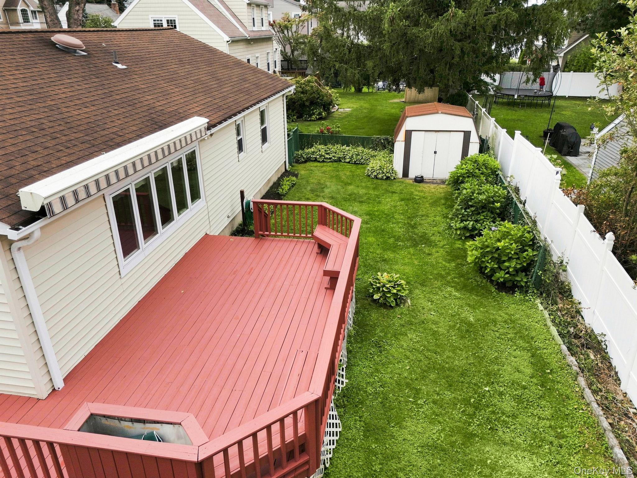 263 Willis Avenue Property Photo 29