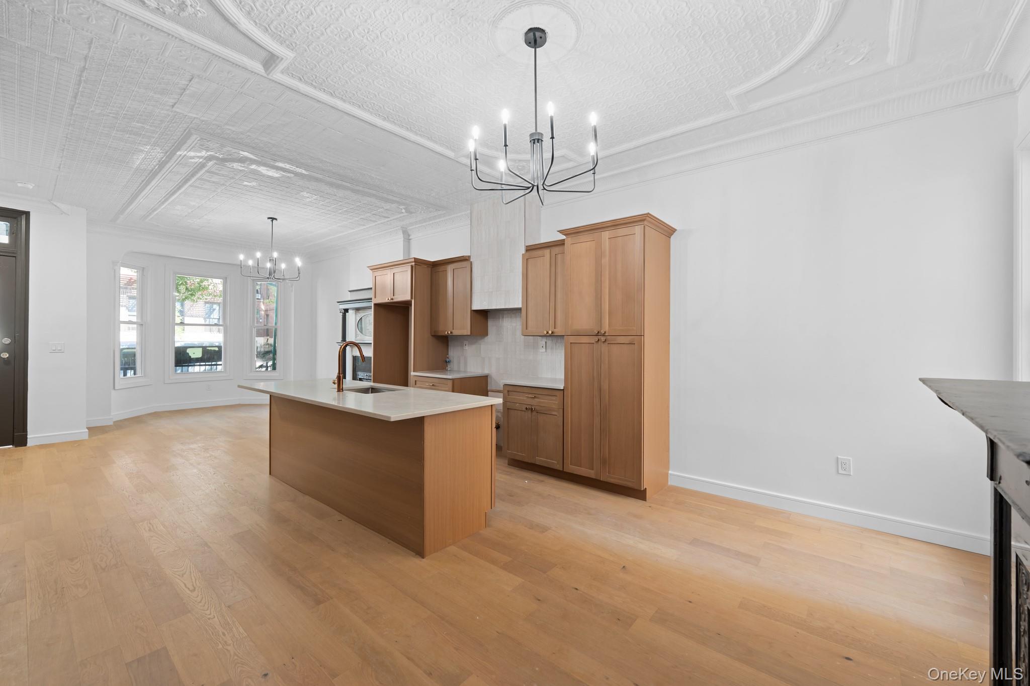 2571 Bainbridge Avenue Property Photo 4