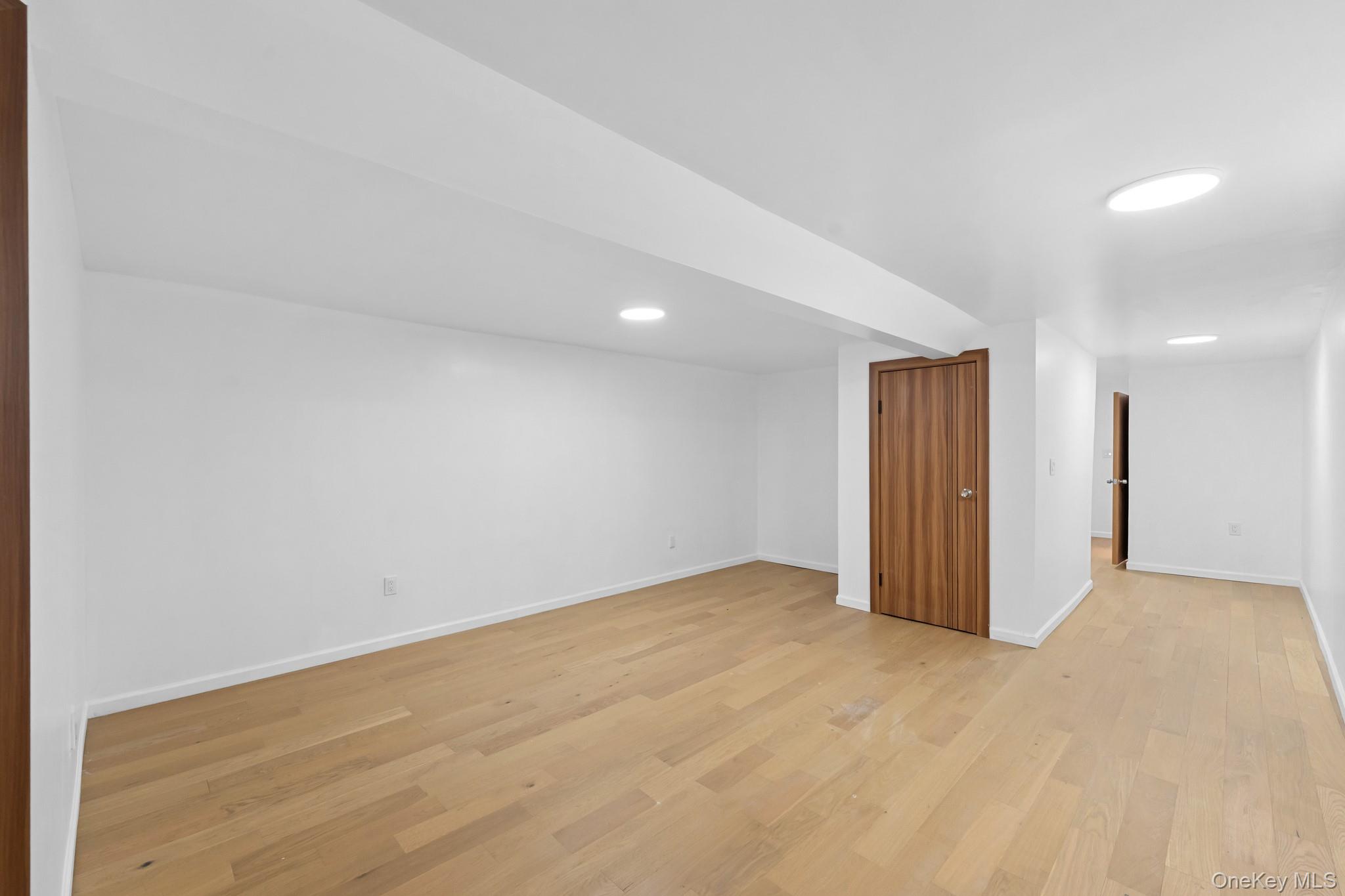 2571 Bainbridge Avenue Property Photo 11