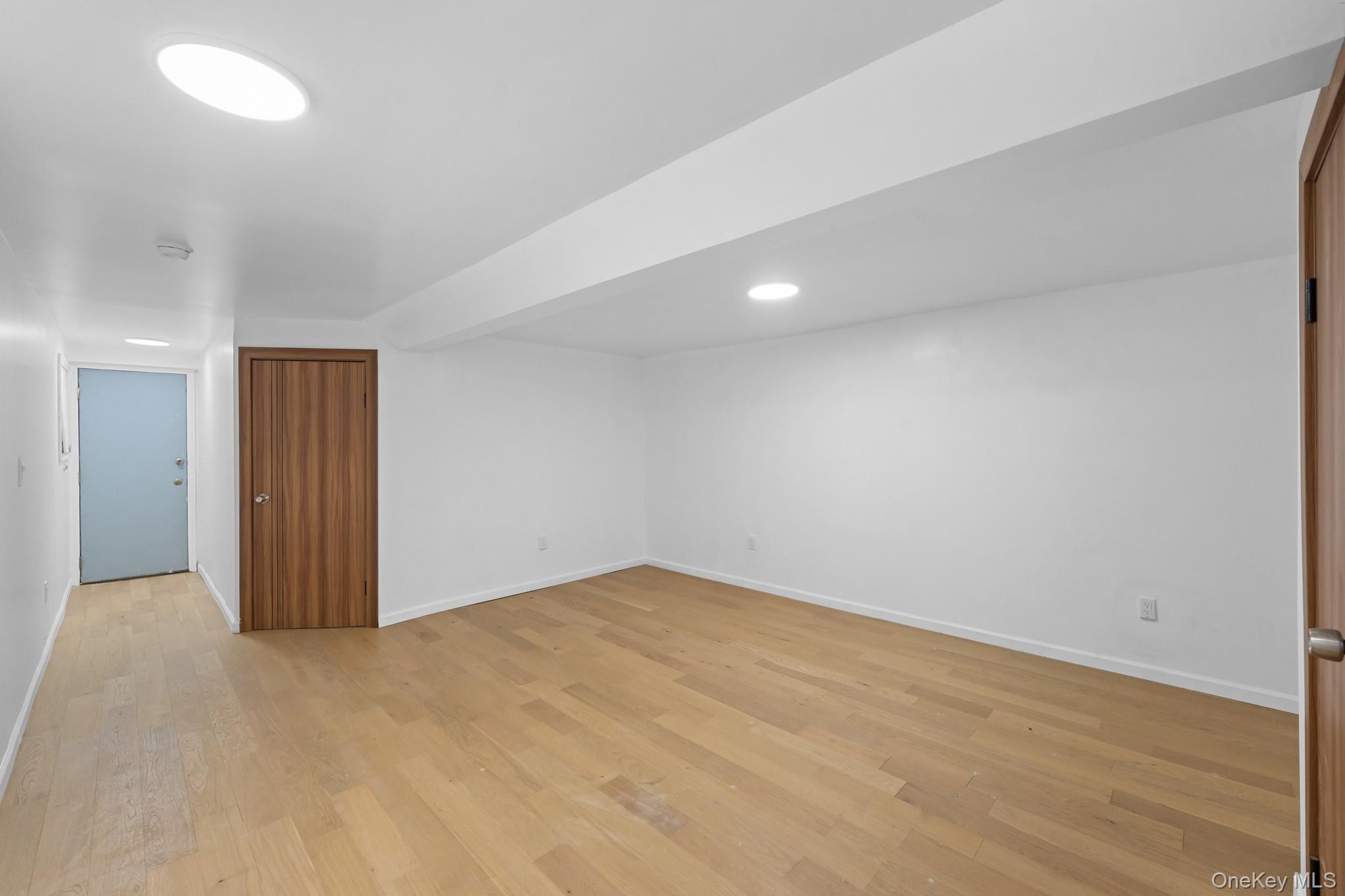 2571 Bainbridge Avenue Property Photo 12