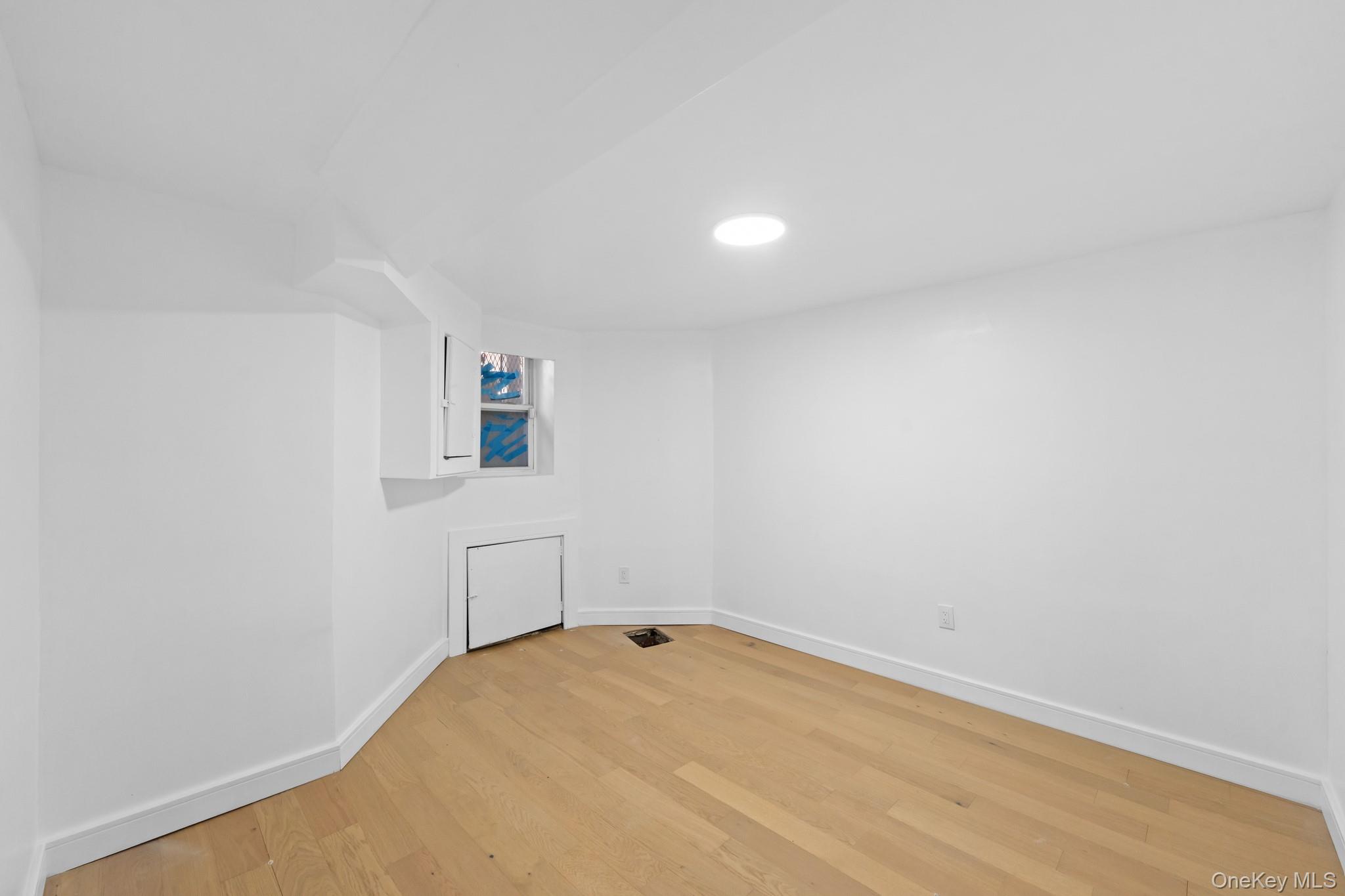 2571 Bainbridge Avenue Property Photo 13