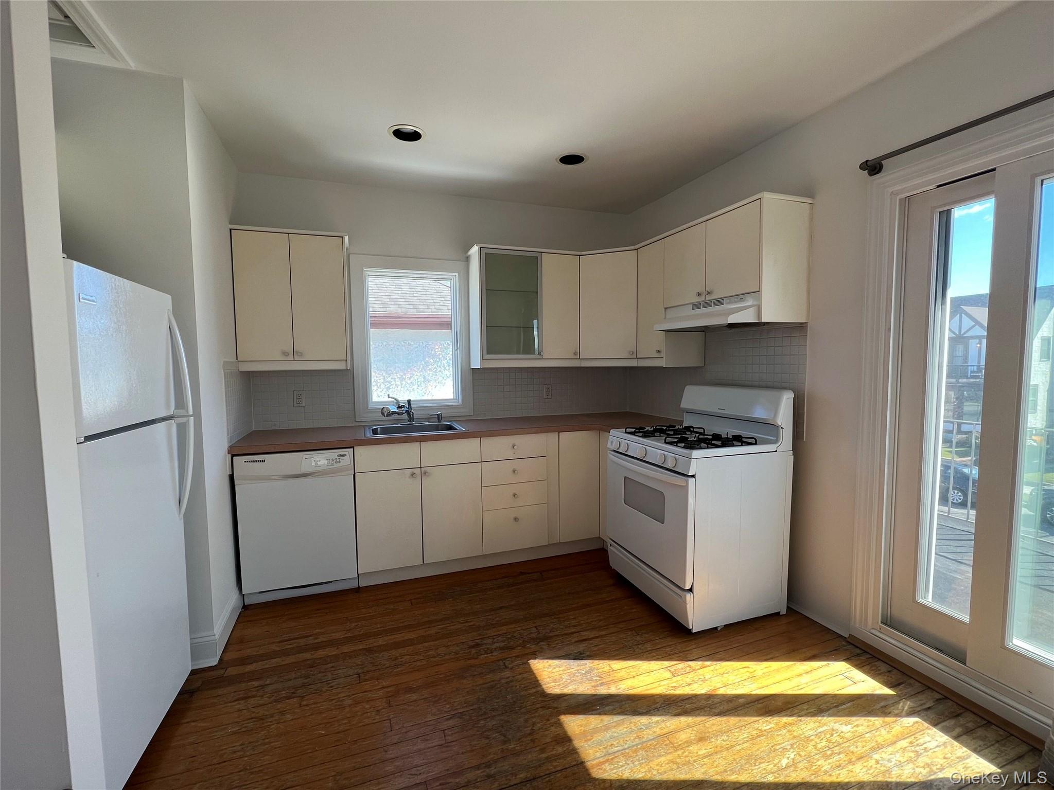 445 W Walnut Street Upper Property Photo 2