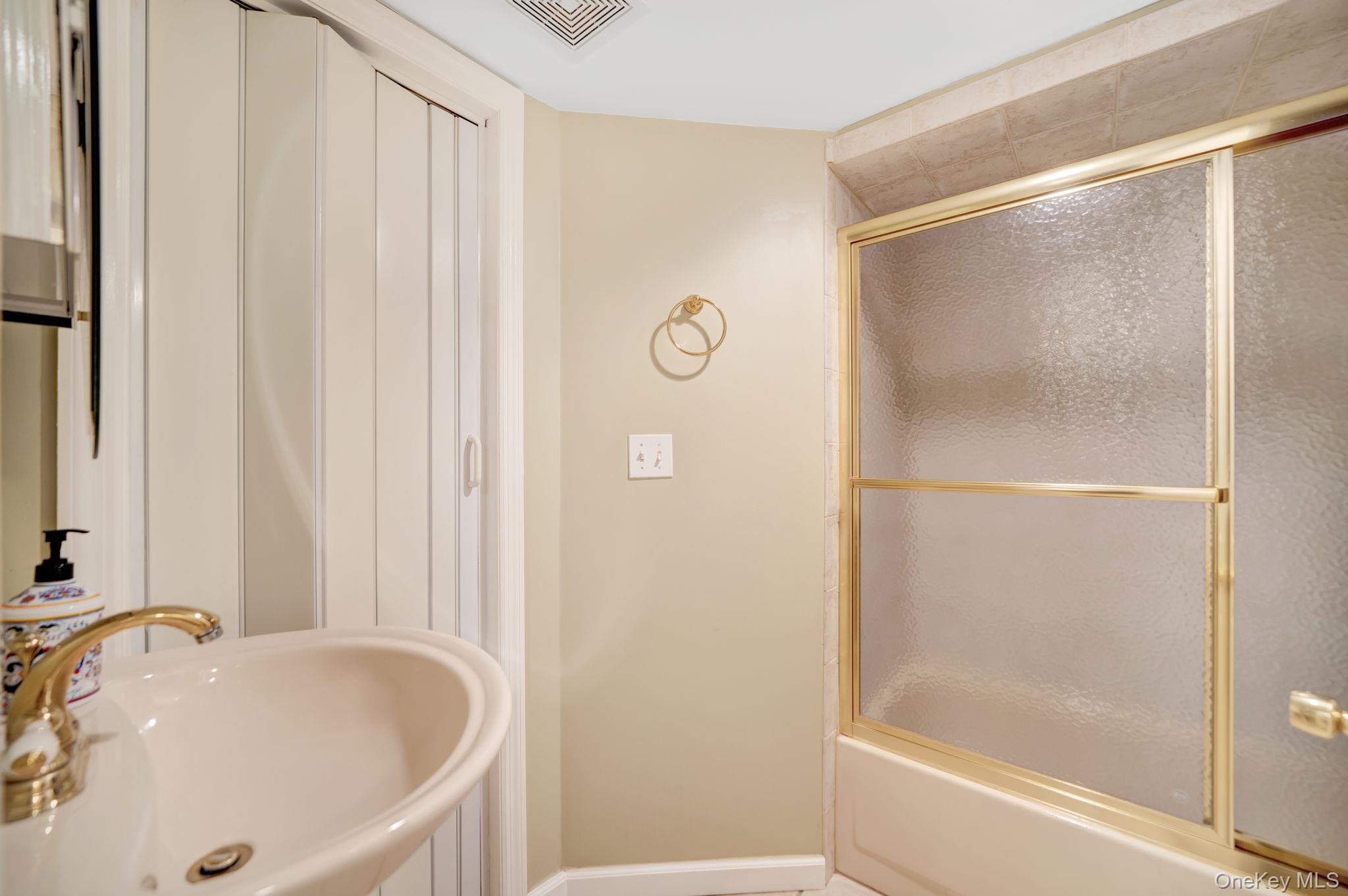 15 Abbey Drive Property Photo 16