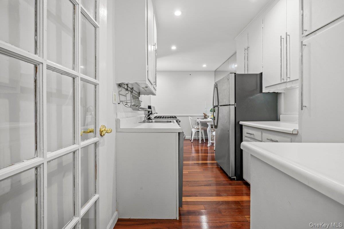 517 Riverdale Avenue 4d Property Photo 3