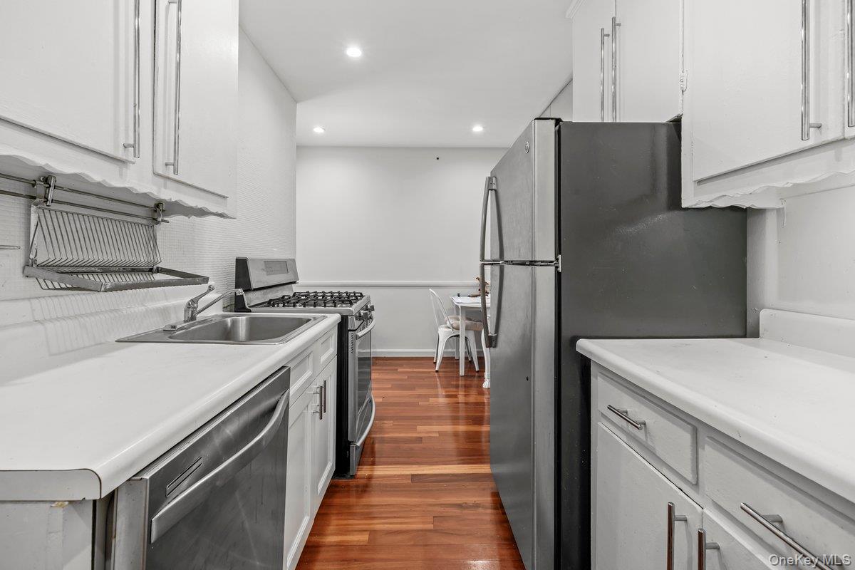 517 Riverdale Avenue 4d Property Photo 5