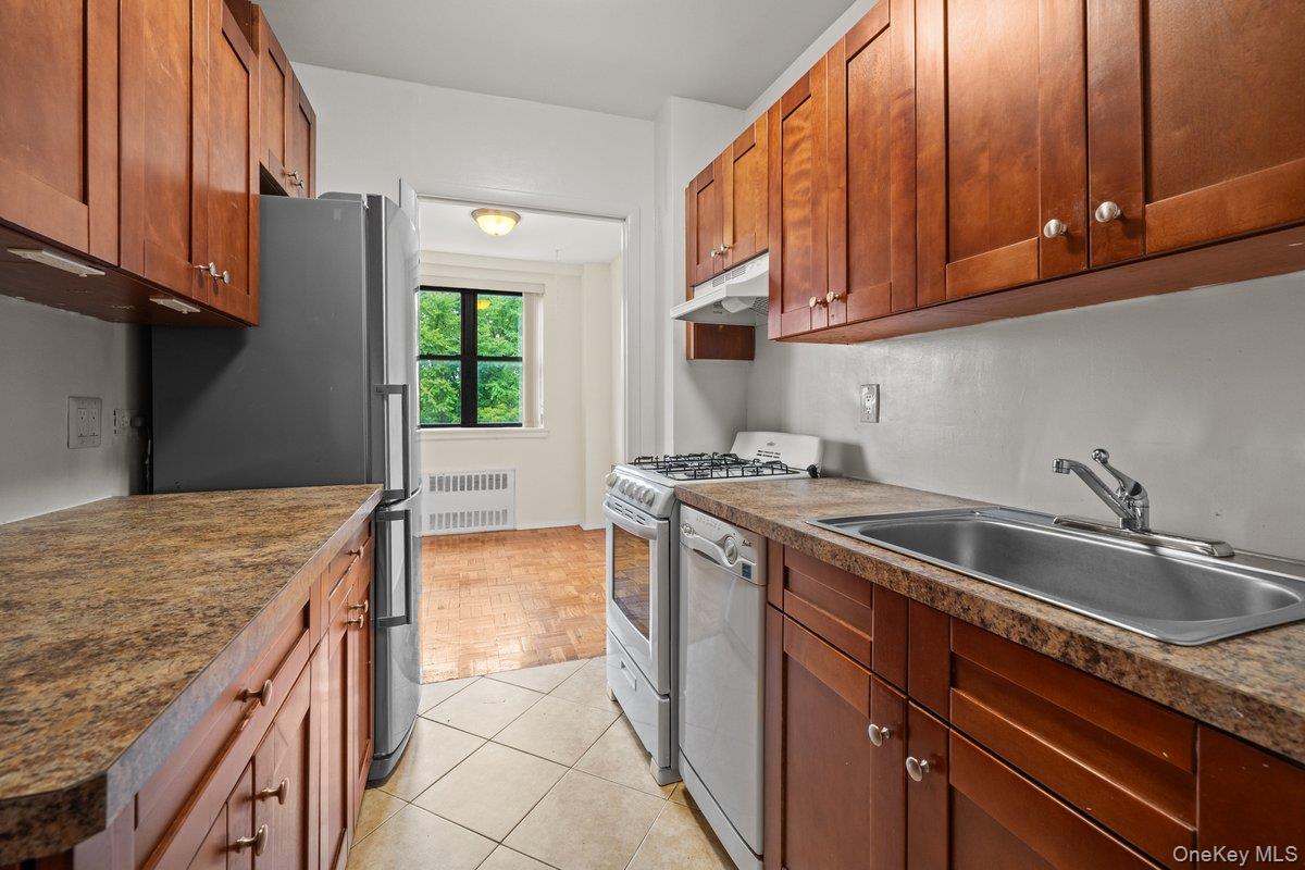 735 Kappock Street 7b Property Photo 4