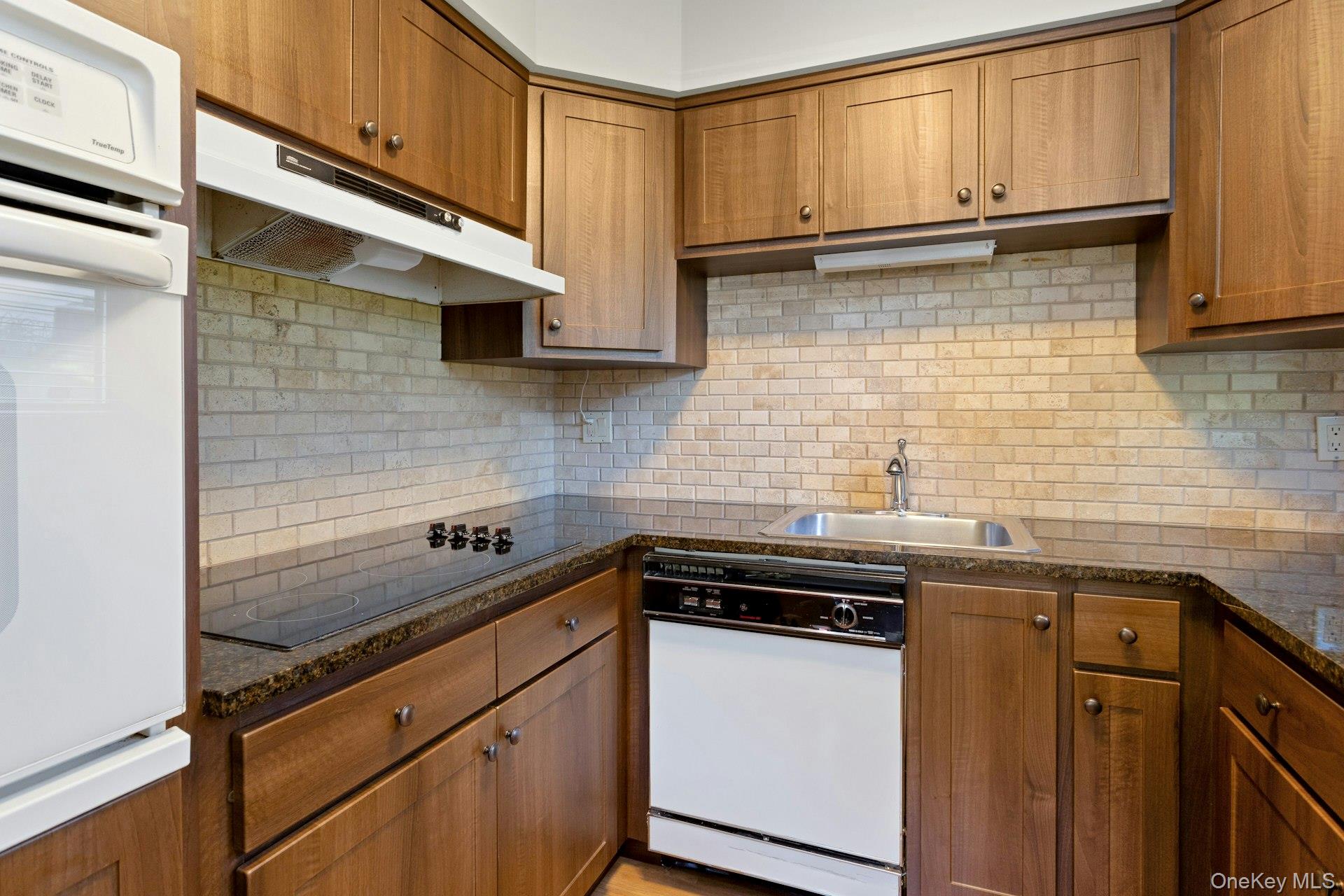 34 Warwick Place B Property Photo 13