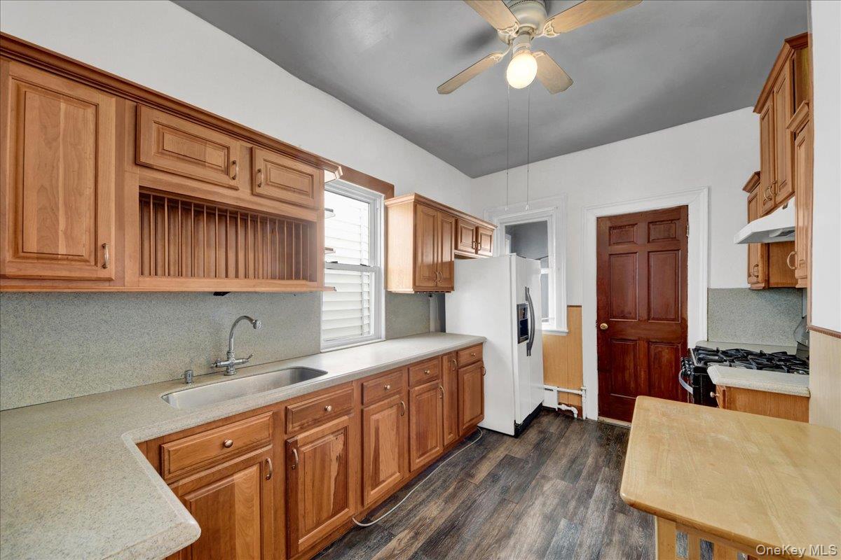 681 E 243rd Street Property Photo 19