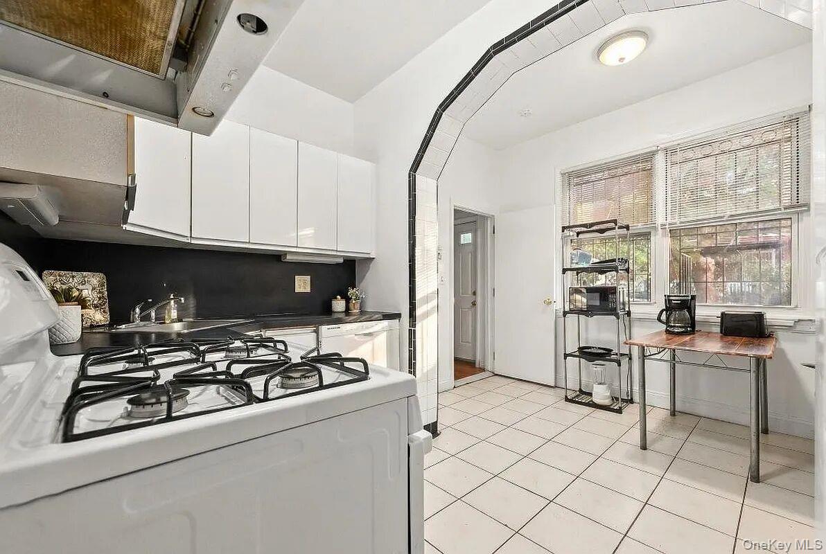 2459 Hoffman Street Property Photo 8