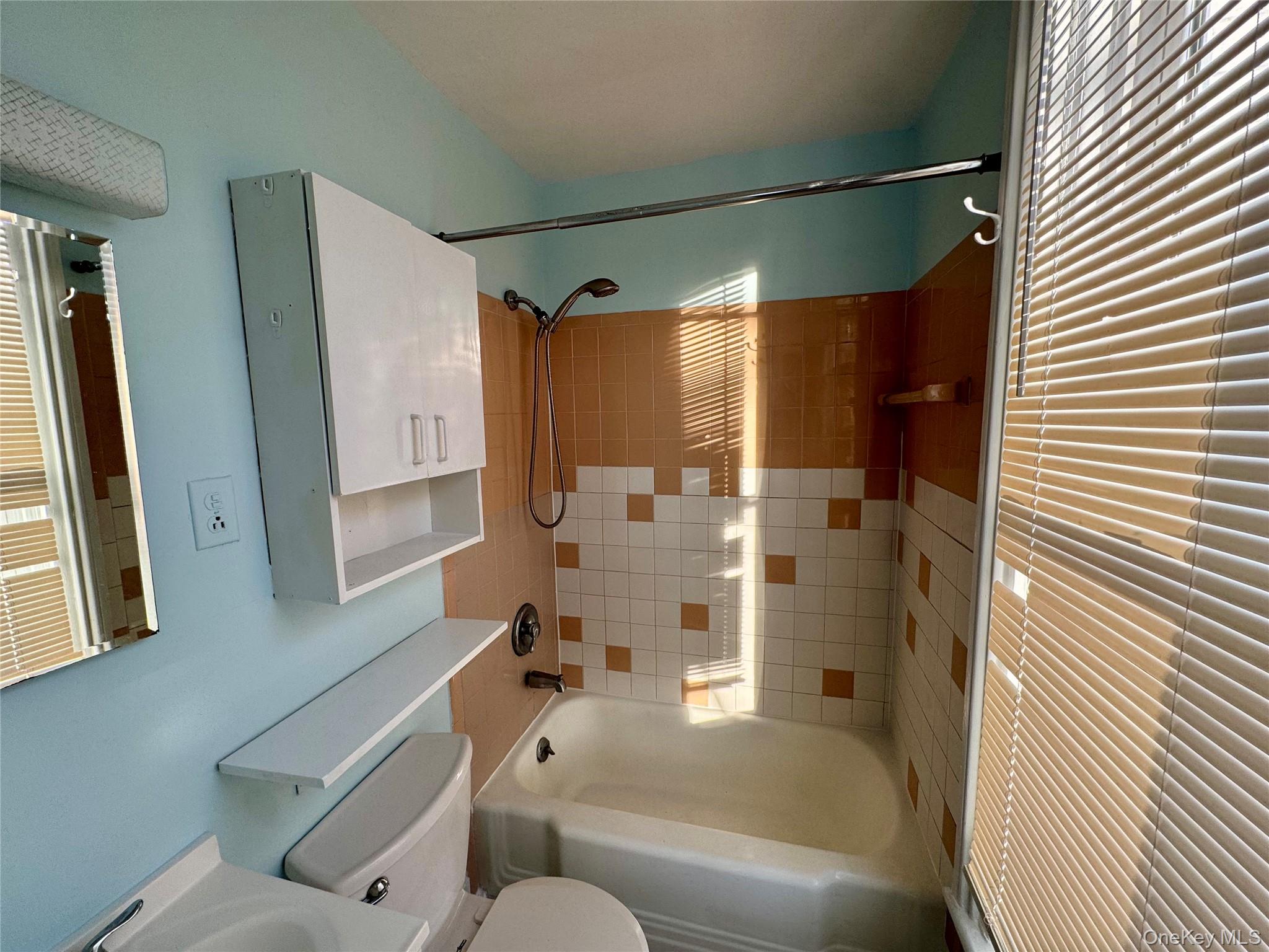 1860 E Main Street 5 Property Photo 4